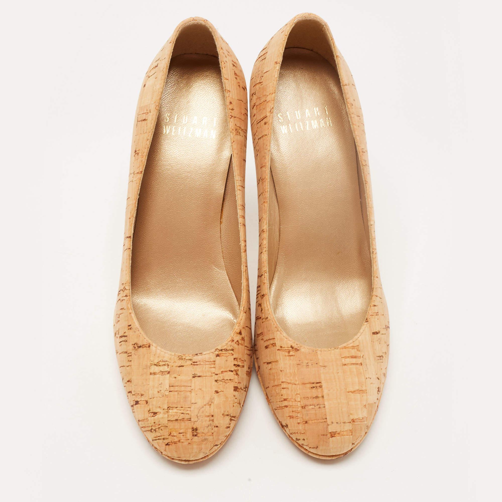 Stuart Weitzman escarpins à bout rond en liège beige, taille 35,5 Neuf - En vente à Dubai, Al Qouz 2
