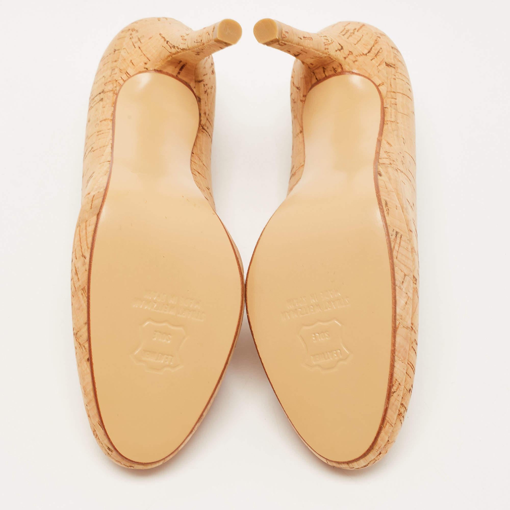 Stuart Weitzman escarpins à bout rond en liège beige, taille 35,5 en vente 1