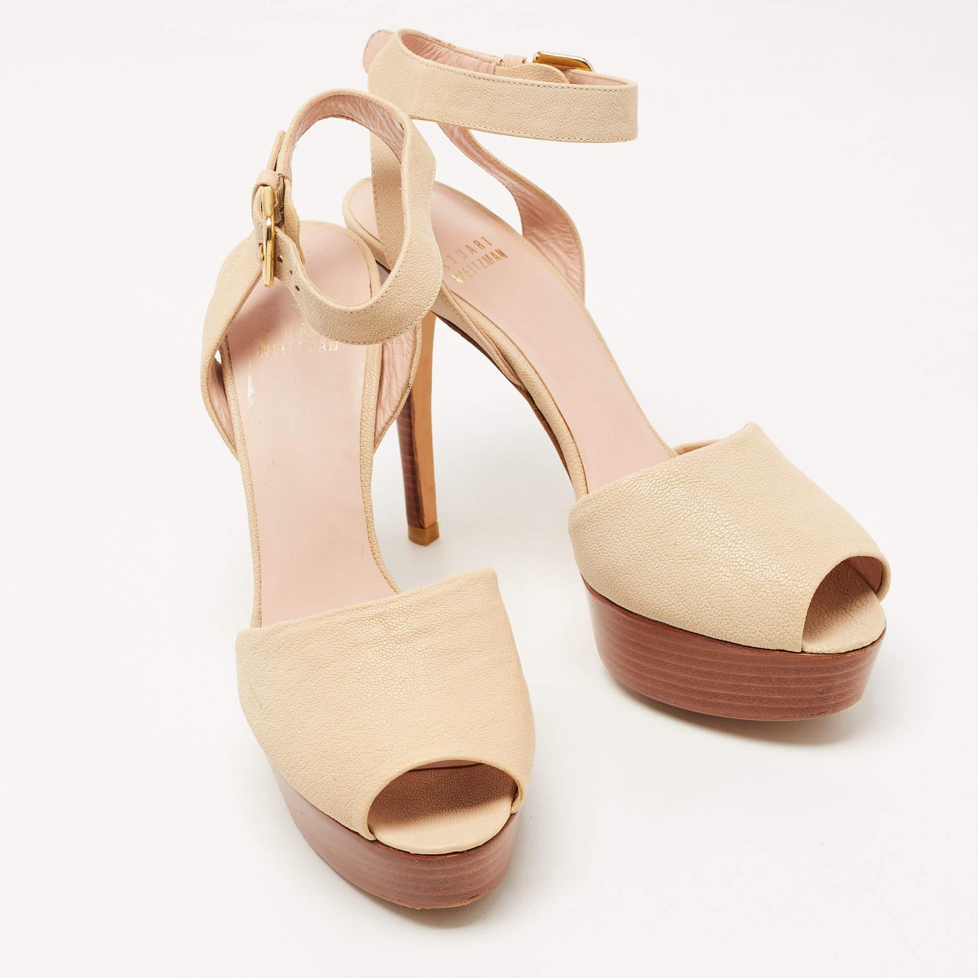 Stuart Weitzman - Sandales à plateforme en cuir beige avec bride à la cheville, taille 39 Bon état à Dubai, Al Qouz 2