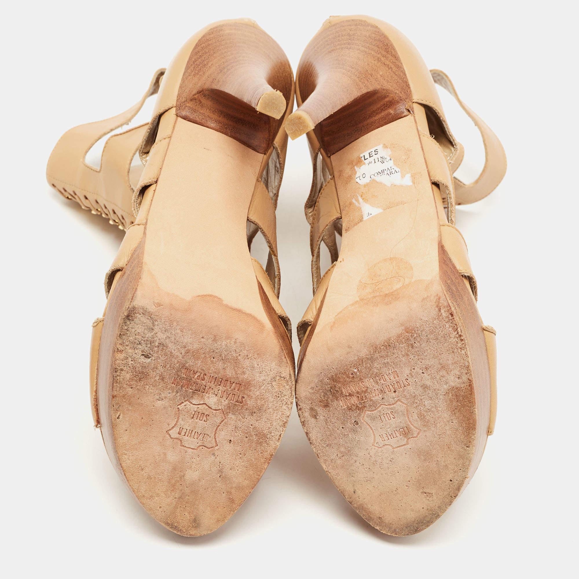 Stuart Weitzman - Sandales à lanières en cuir beige avec chaîne, taille 38 en vente 1