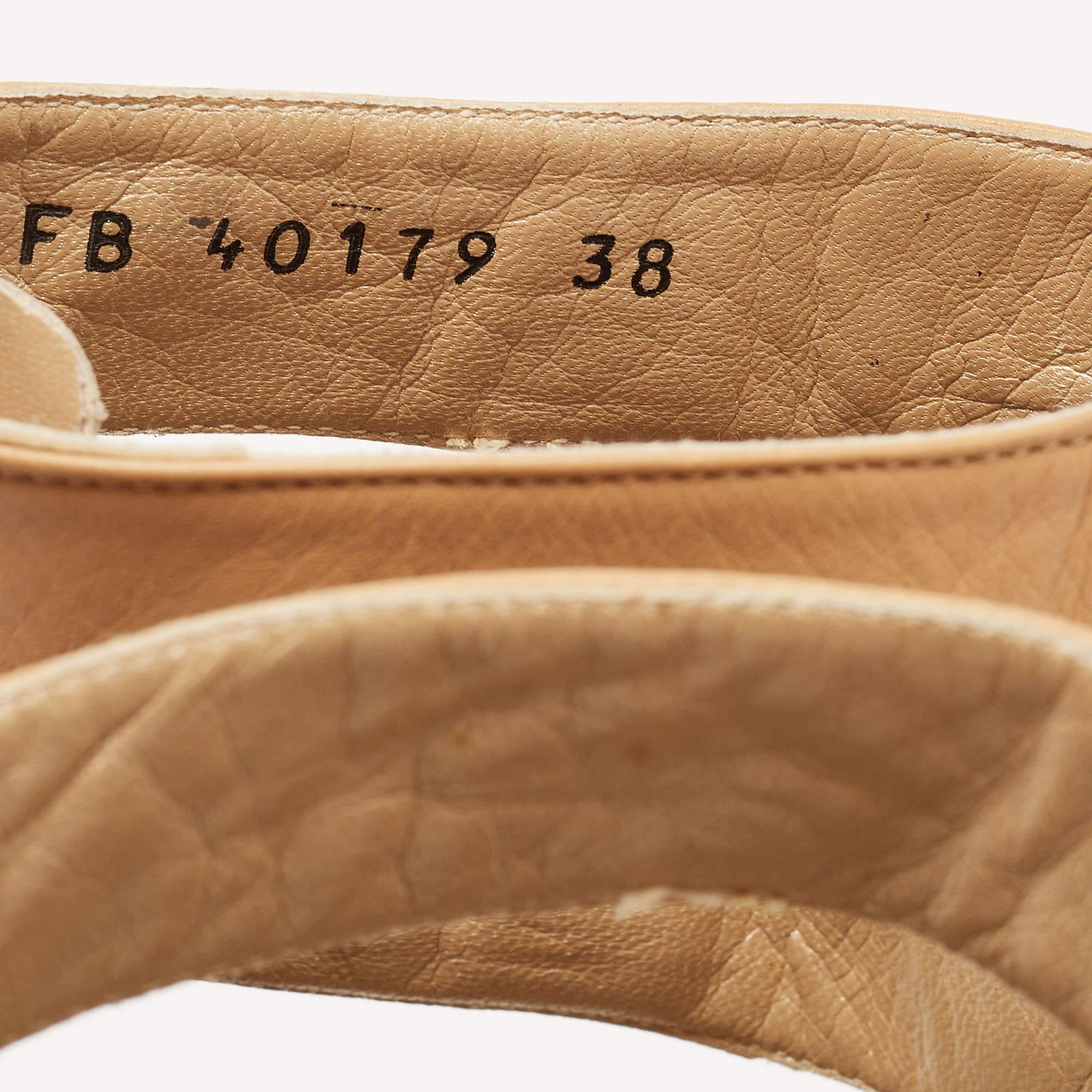 Stuart Weitzman - Sandales à lanières en cuir beige avec chaîne, taille 38 en vente 3