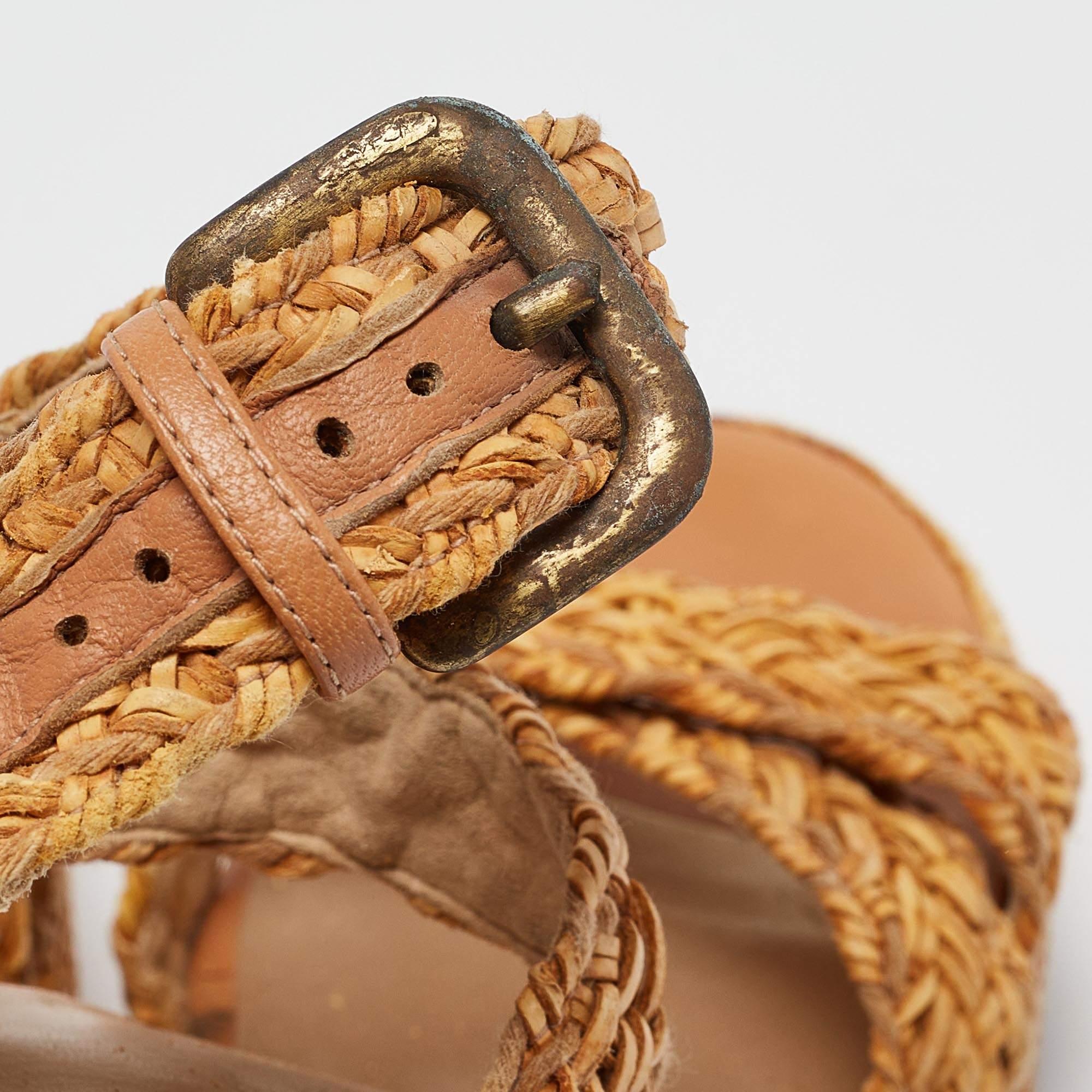 Stuart Weitzman Sandali con zeppa in rafia intrecciata in pelle beige misura 39,5 In condizioni discrete in vendita a Dubai, Al Qouz 2