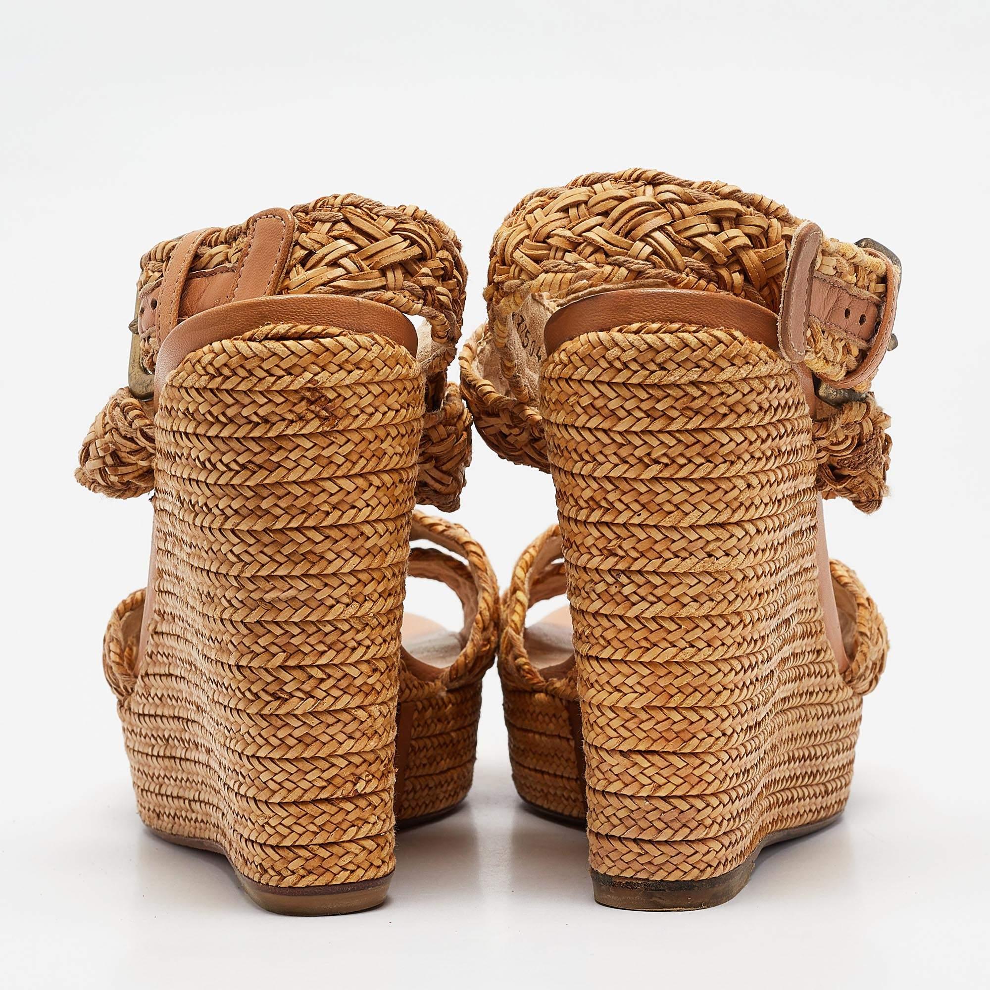 Stuart Weitzman Sandali con zeppa in rafia intrecciata in pelle beige misura 39,5 in vendita 1