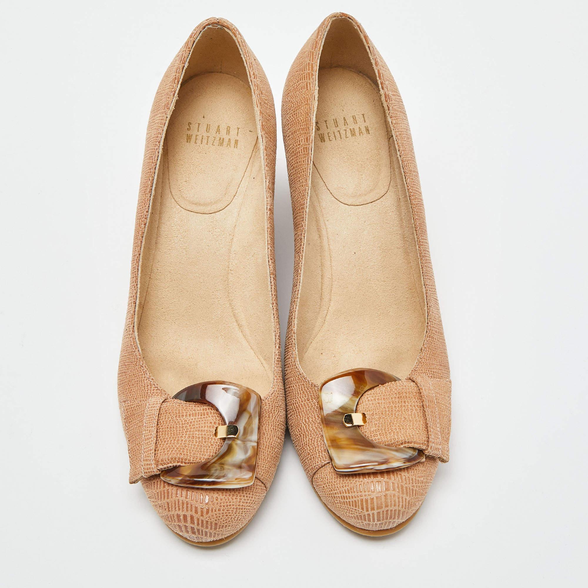 Exuding femininity and elegance, these Stuart Weitzman pumps feature a chic silhouette with an attractive design. You can wear these pumps for a stylish look.

Includes: Original Dustbag

