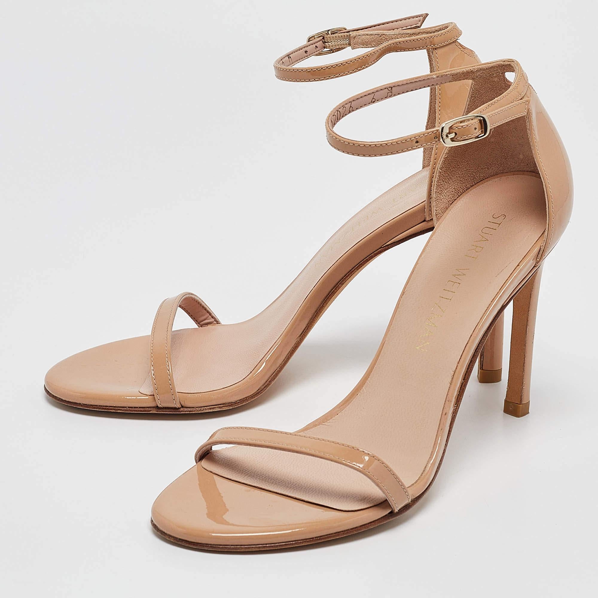 Questi sandali incorniceranno i tuoi piedi in modo elegante. Realizzato con materiali di qualità  hanno un design elegante e solette confortevoli.