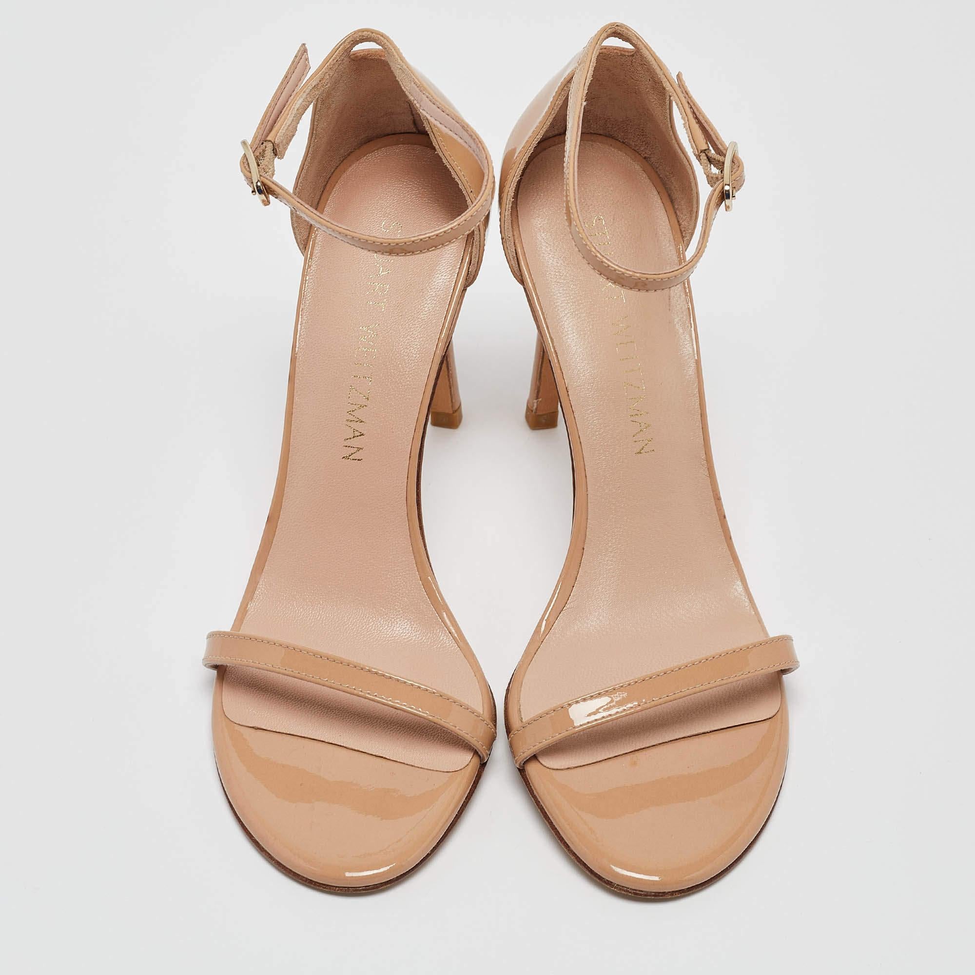 Beige Stuart Weitzman Sandali con cinturino alla caviglia in pelle verniciata beige misura 36,5