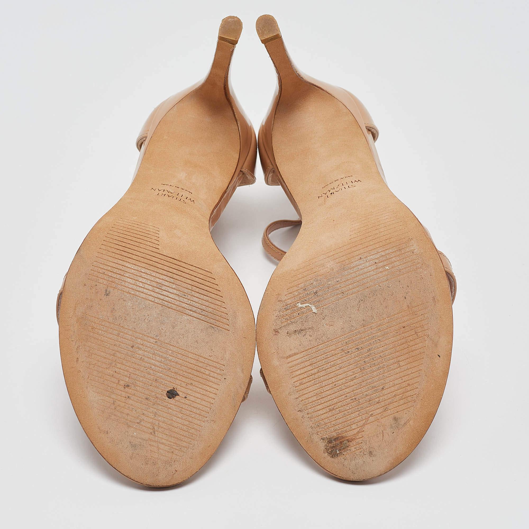 Stuart Weitzman Sandali con cinturino alla caviglia in pelle verniciata beige misura 36,5 1