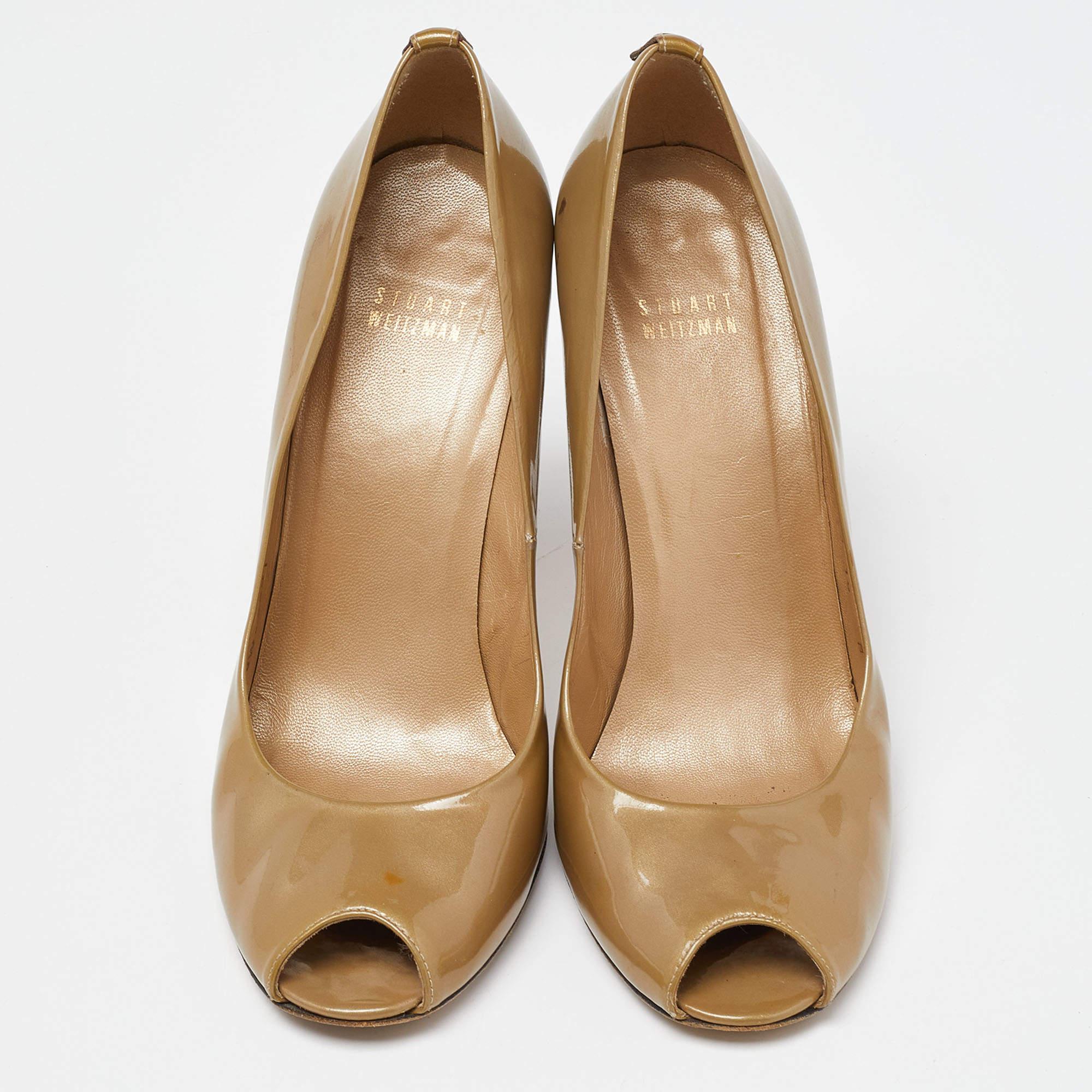 Stuart Weitzman Bombas con punta de charol beige Talla 41 Beige en venta