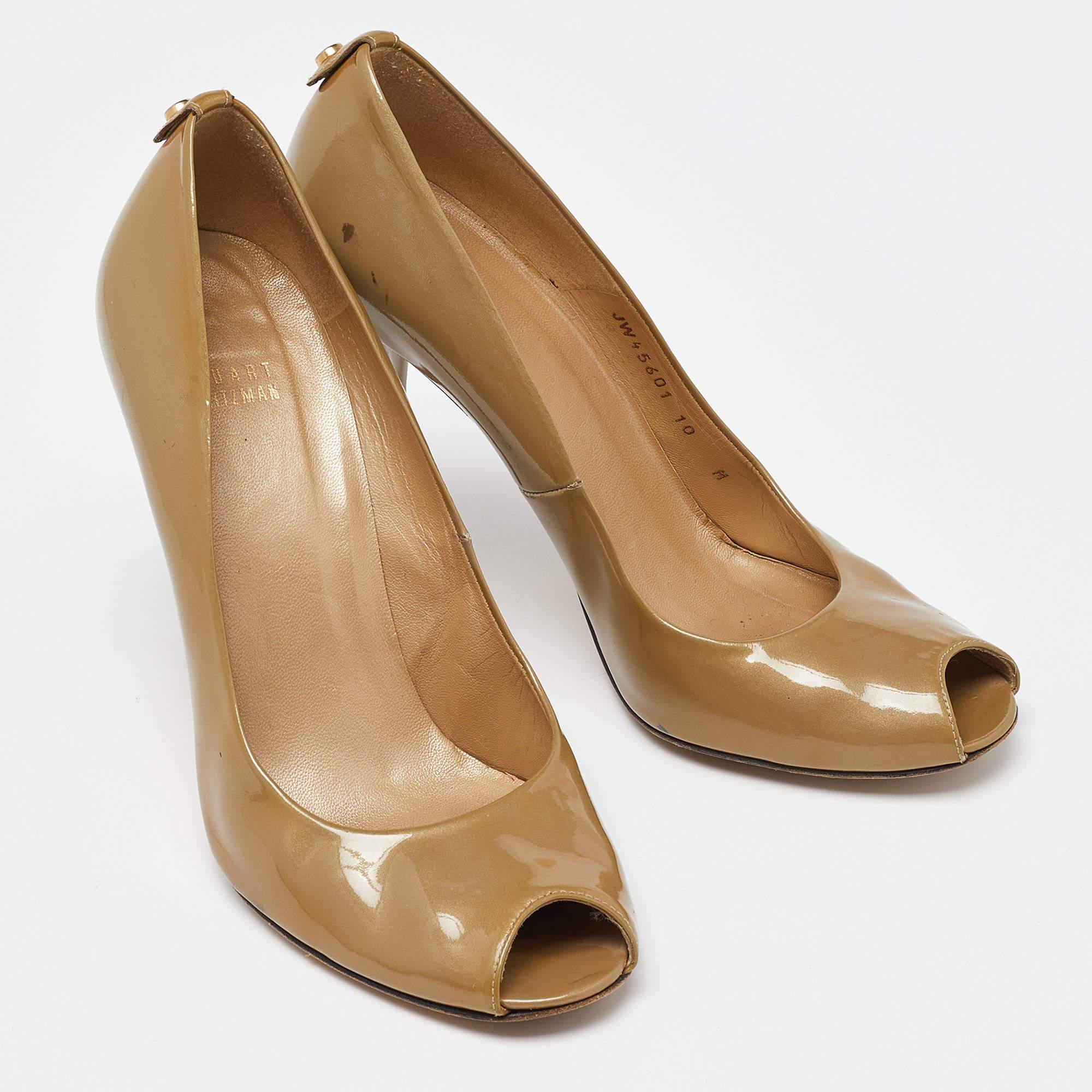 Stuart Weitzman Bombas con punta de charol beige Talla 41 en Bueno estado para la venta en Dubai, Al Qouz 2