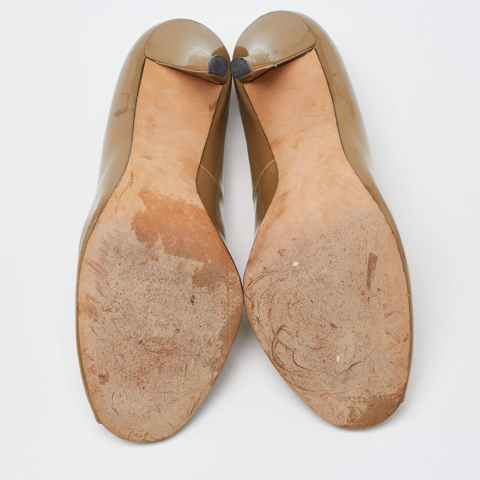 Stuart Weitzman Bombas con punta de charol beige Talla 41 en venta 1