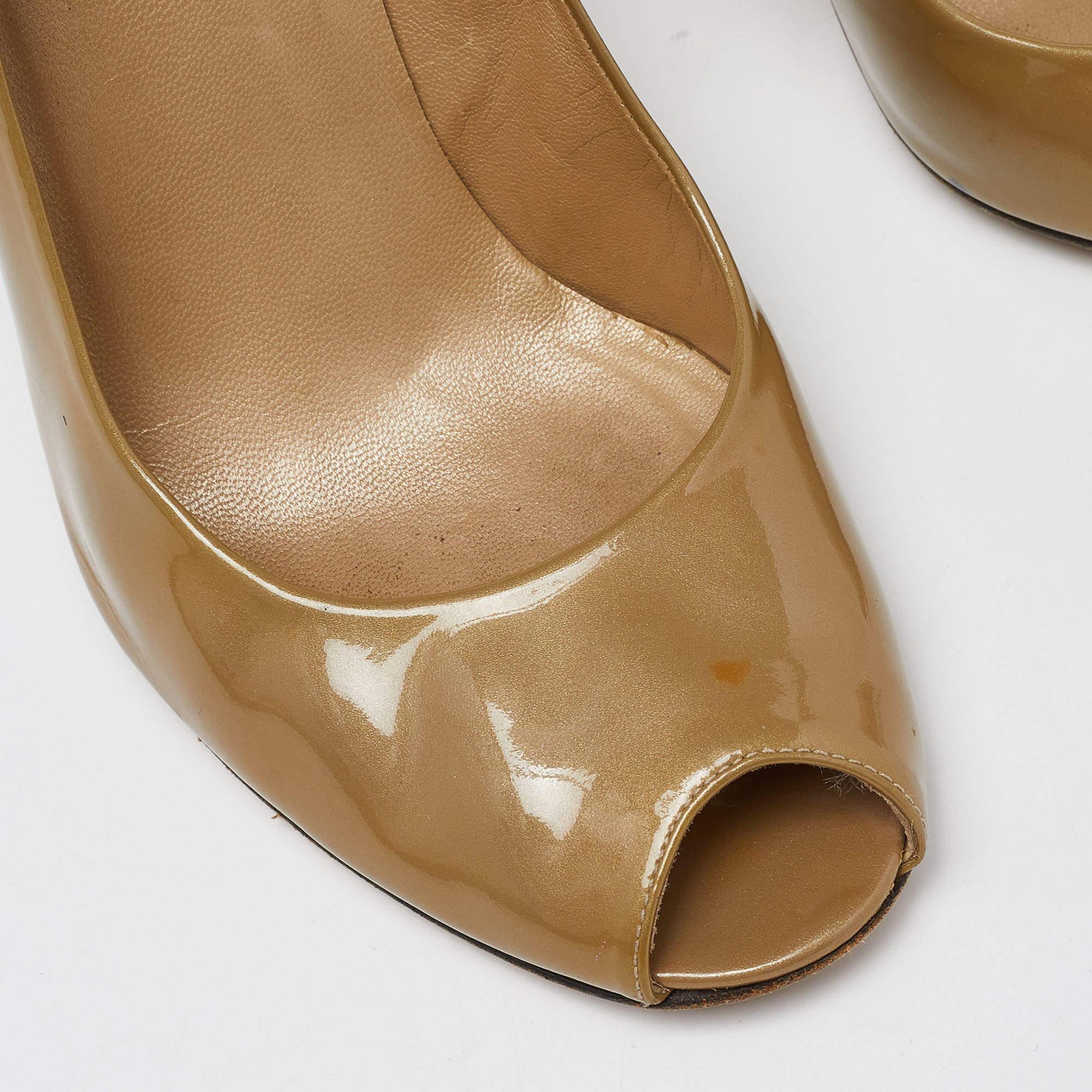 Stuart Weitzman Bombas con punta de charol beige Talla 41 en venta 2
