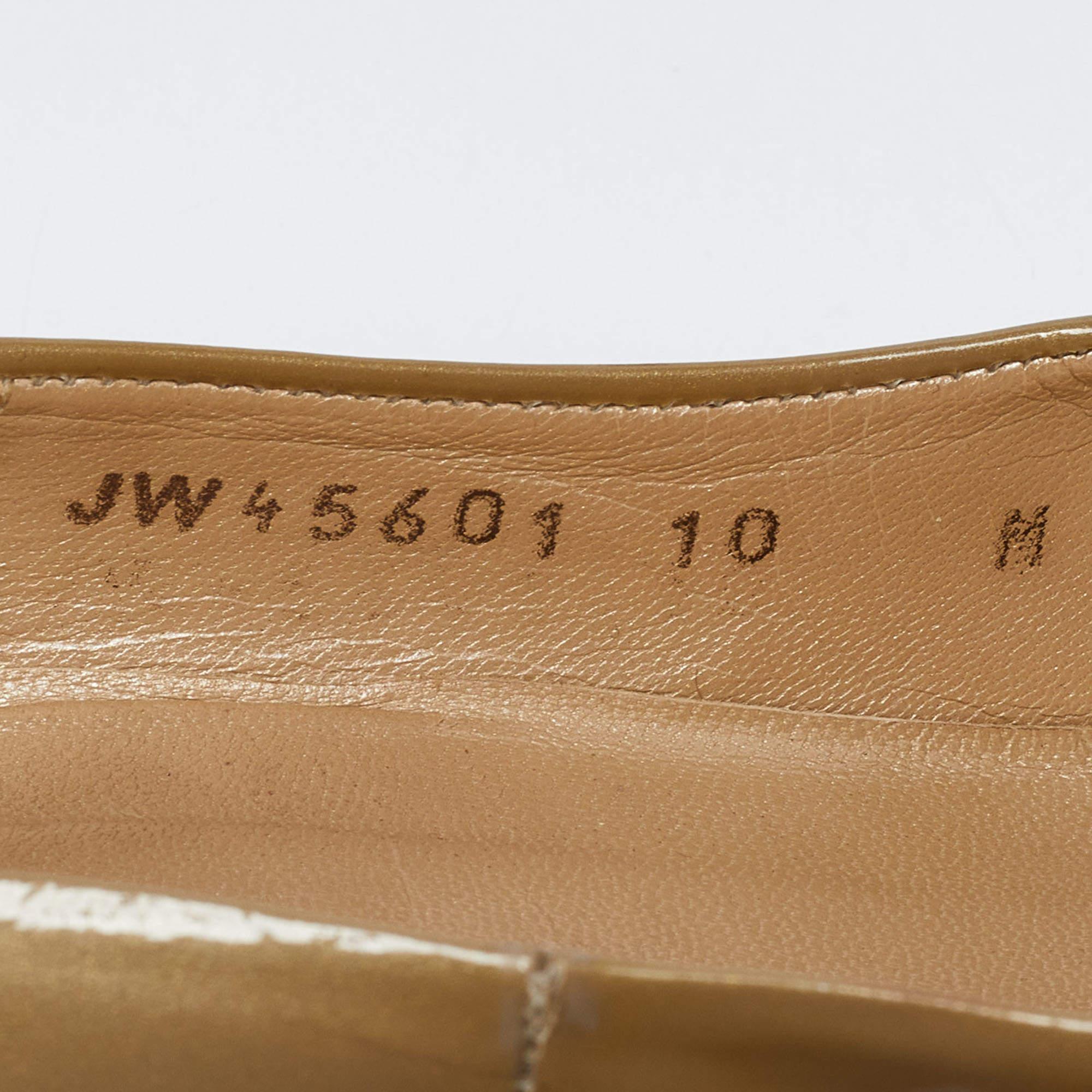 Stuart Weitzman Bombas con punta de charol beige Talla 41 en venta 3