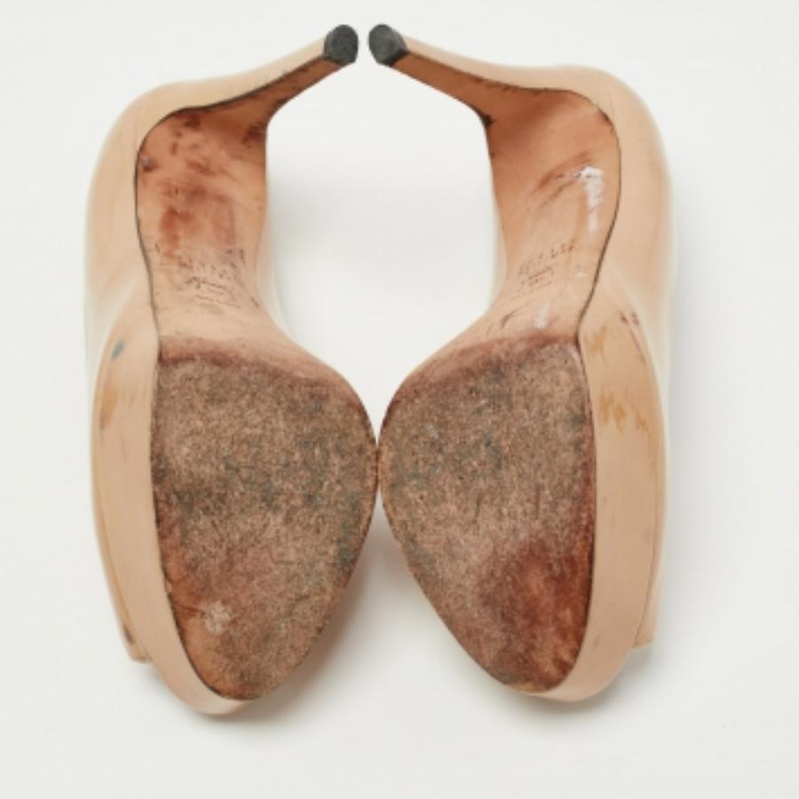 Sfoggiate uno stile elegante con questo paio di décolleté. Queste scarpe eleganti sono realizzate con materiali di qualità. Sono montati su suole resistenti e tacchi eleganti.