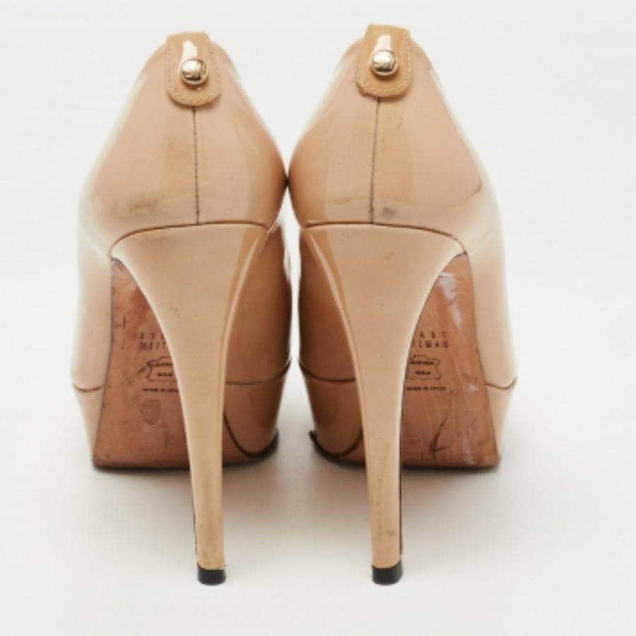 Stuart Weitzman Beige Patent Leather Platform Peep Toe Pumps Taglia 38 In condizioni discrete in vendita a Dubai, Al Qouz 2