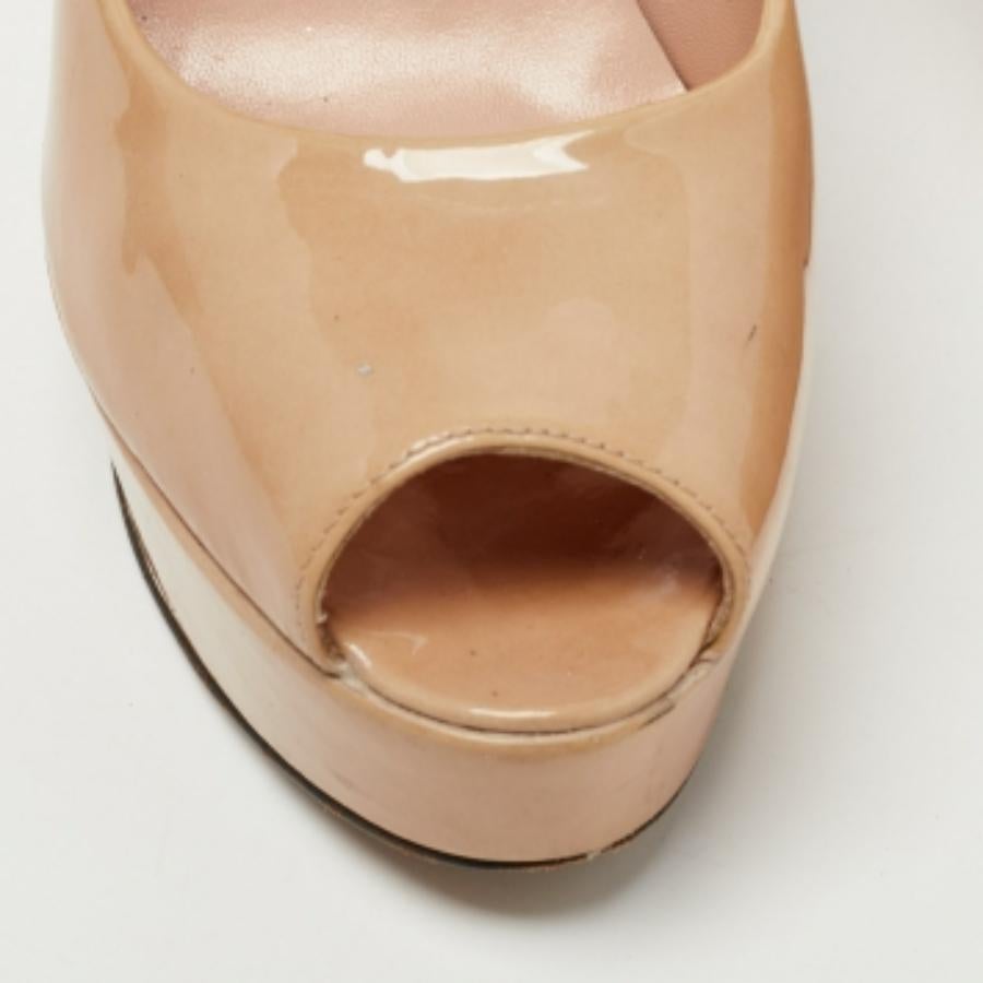 Donna Stuart Weitzman Beige Patent Leather Platform Peep Toe Pumps Taglia 38 in vendita