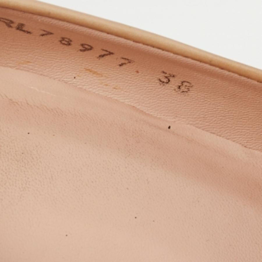 Stuart Weitzman Beige Patent Leather Platform Peep Toe Pumps Taglia 38 in vendita 1