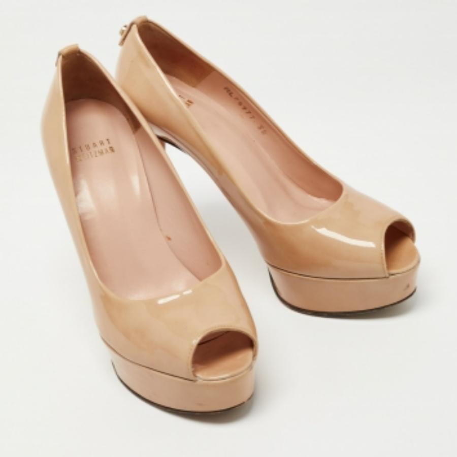 Stuart Weitzman Beige Patent Leather Platform Peep Toe Pumps Taglia 38 in vendita 2