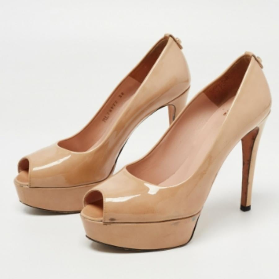 Stuart Weitzman Beige Patent Leather Platform Peep Toe Pumps Taglia 38 in vendita 4