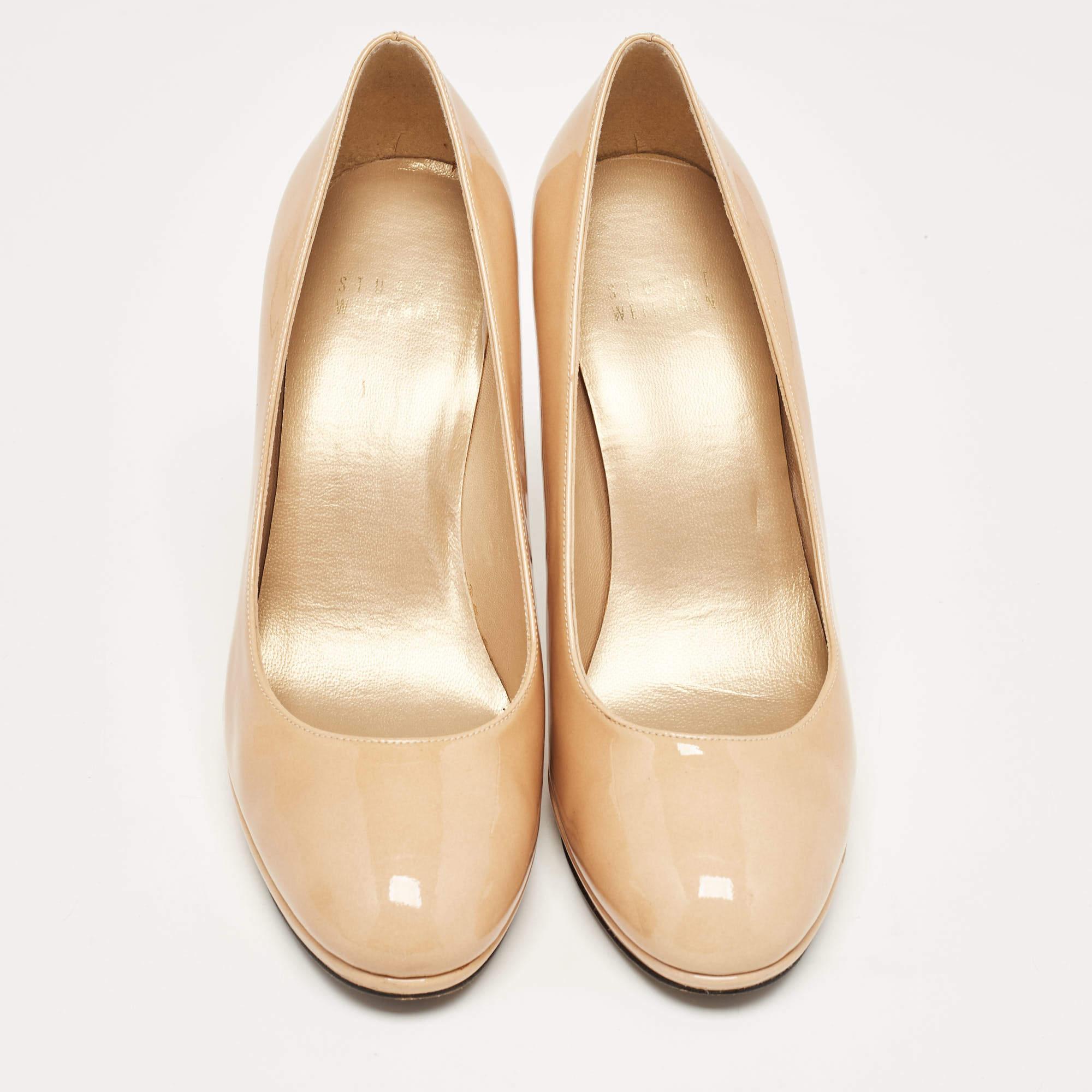 Beige Stuart Weitzman Pumps in pelle verniciata beige taglia 38 in vendita