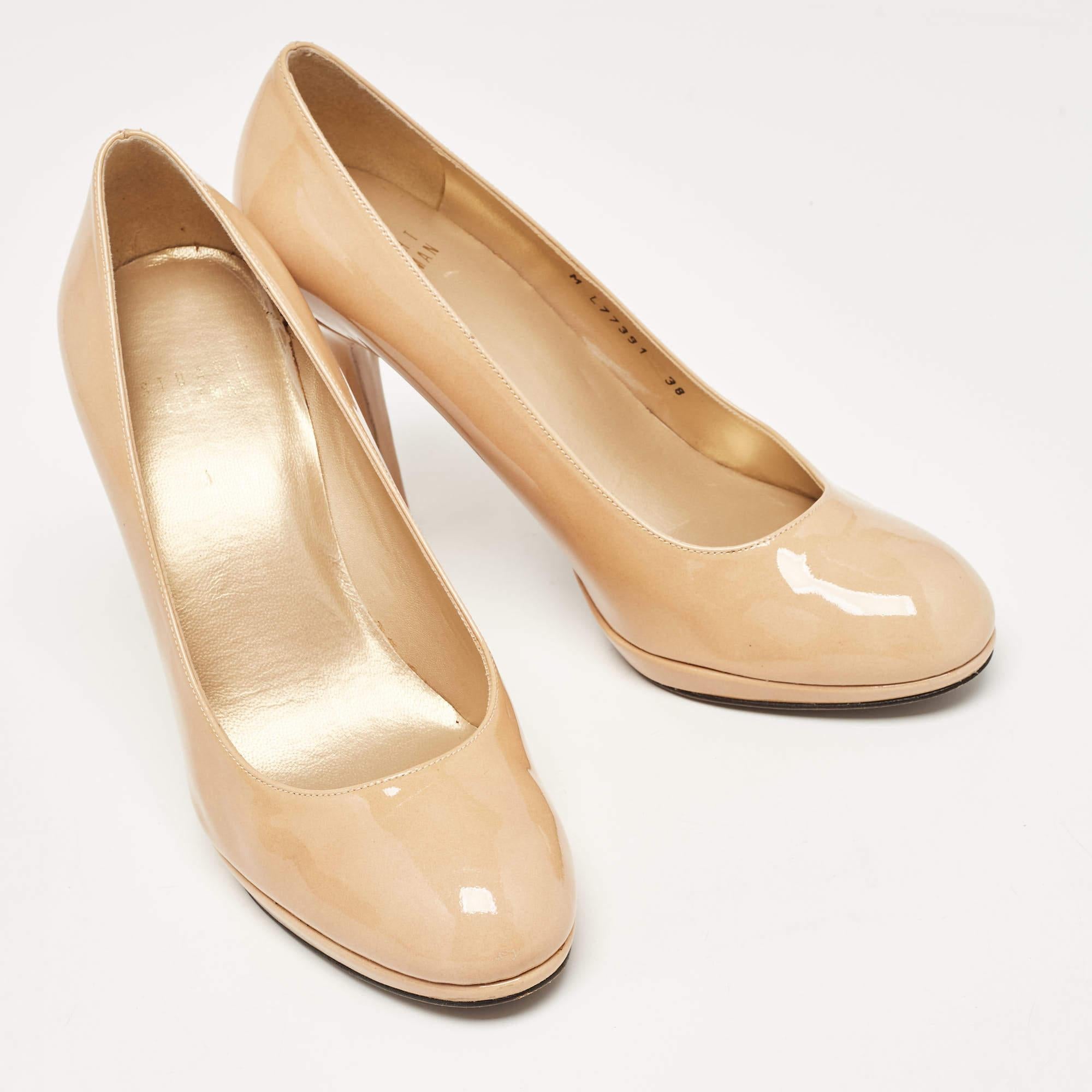 Stuart Weitzman Pumps in pelle verniciata beige taglia 38 In condizioni buone in vendita a Dubai, Al Qouz 2