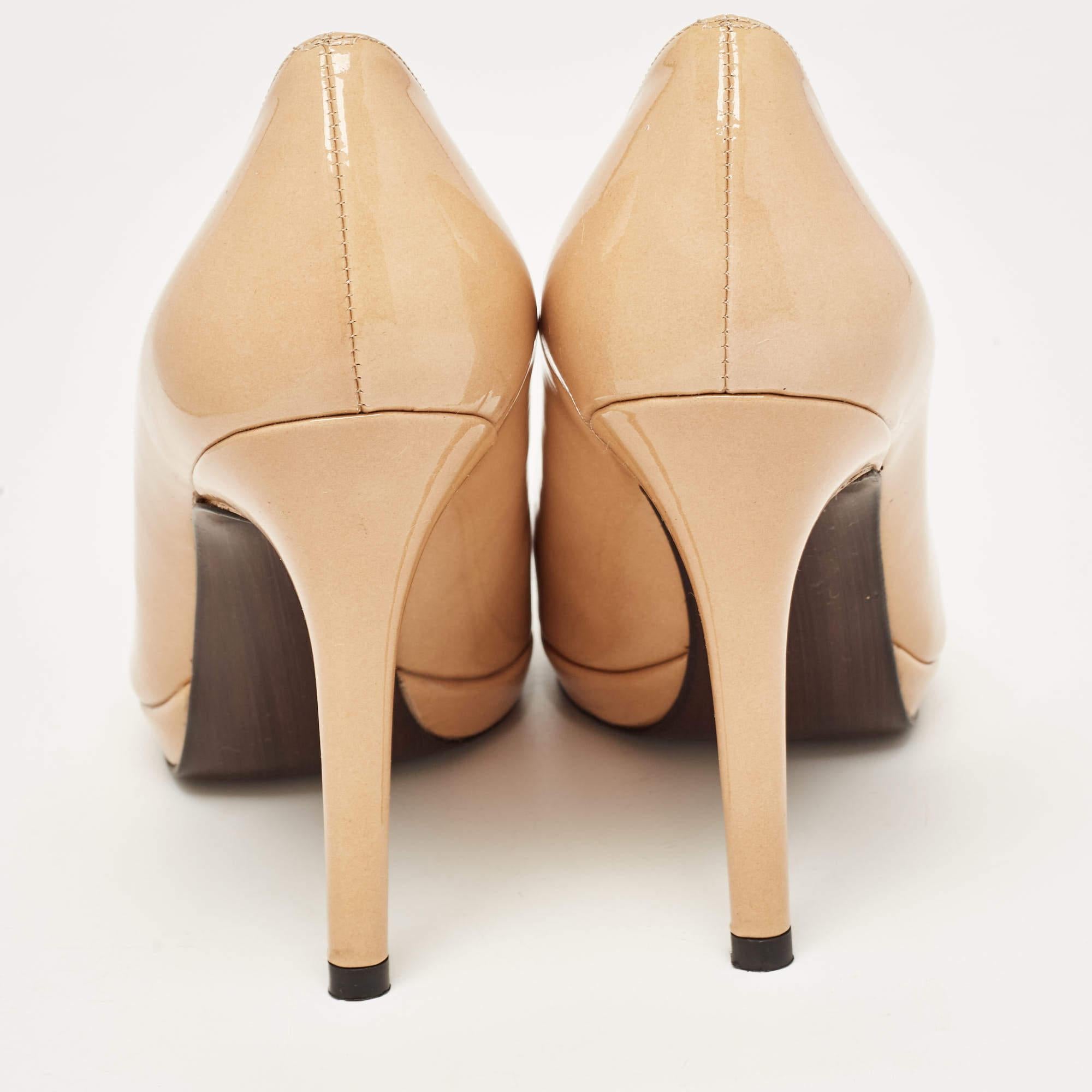 Donna Stuart Weitzman Pumps in pelle verniciata beige taglia 38 in vendita
