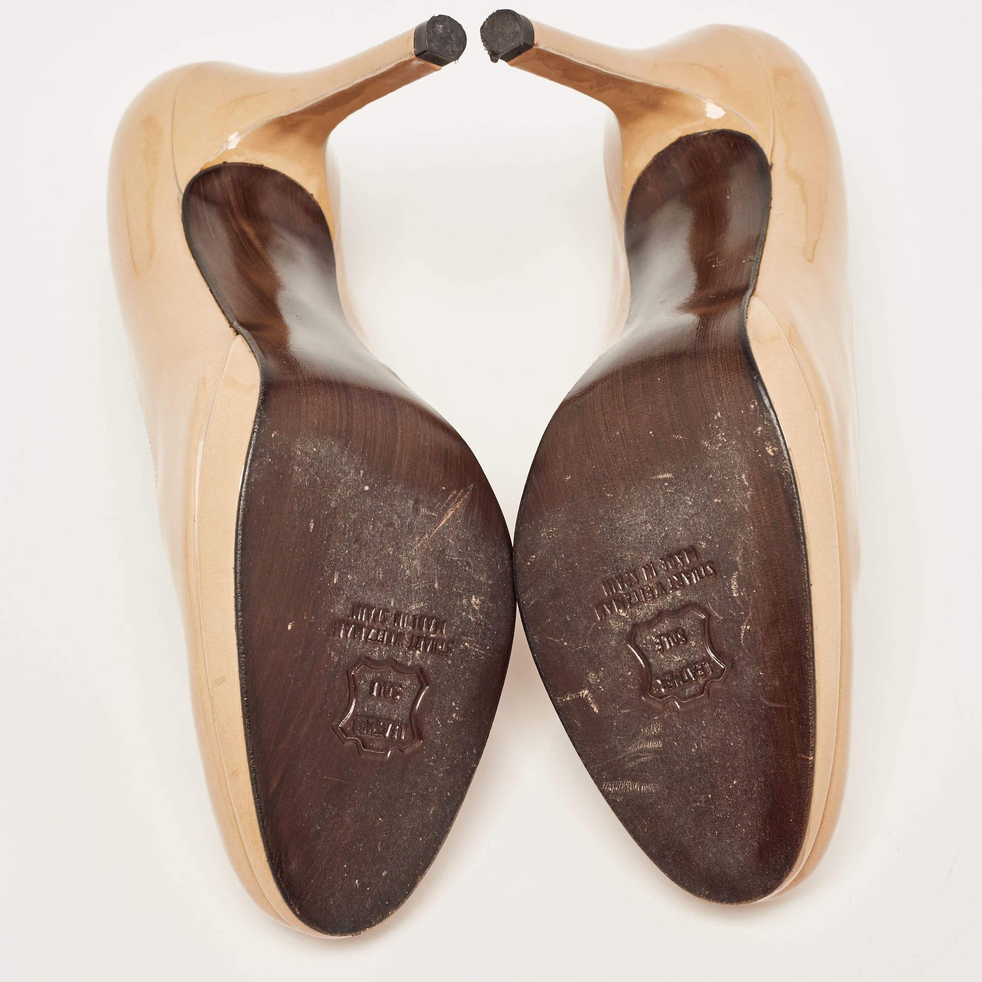 Stuart Weitzman Pumps in pelle verniciata beige taglia 38 in vendita 1