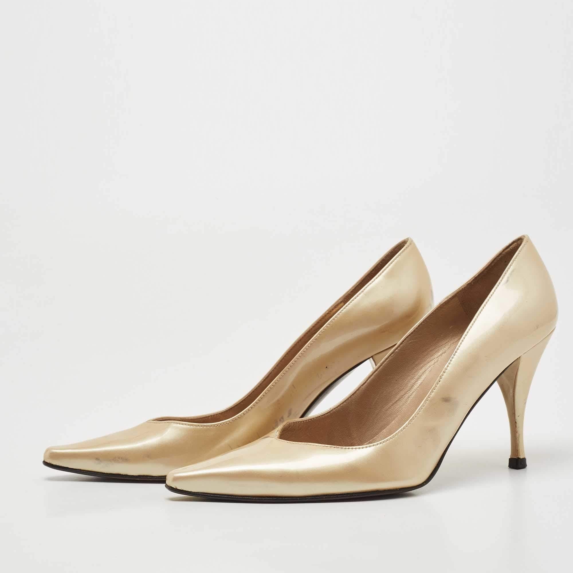 Haz una declaración de estilo chic con estos zapatos de salón de diseño. Presentan tacones resistentes y suelas duraderas  perfecto para tus salidas a la moda