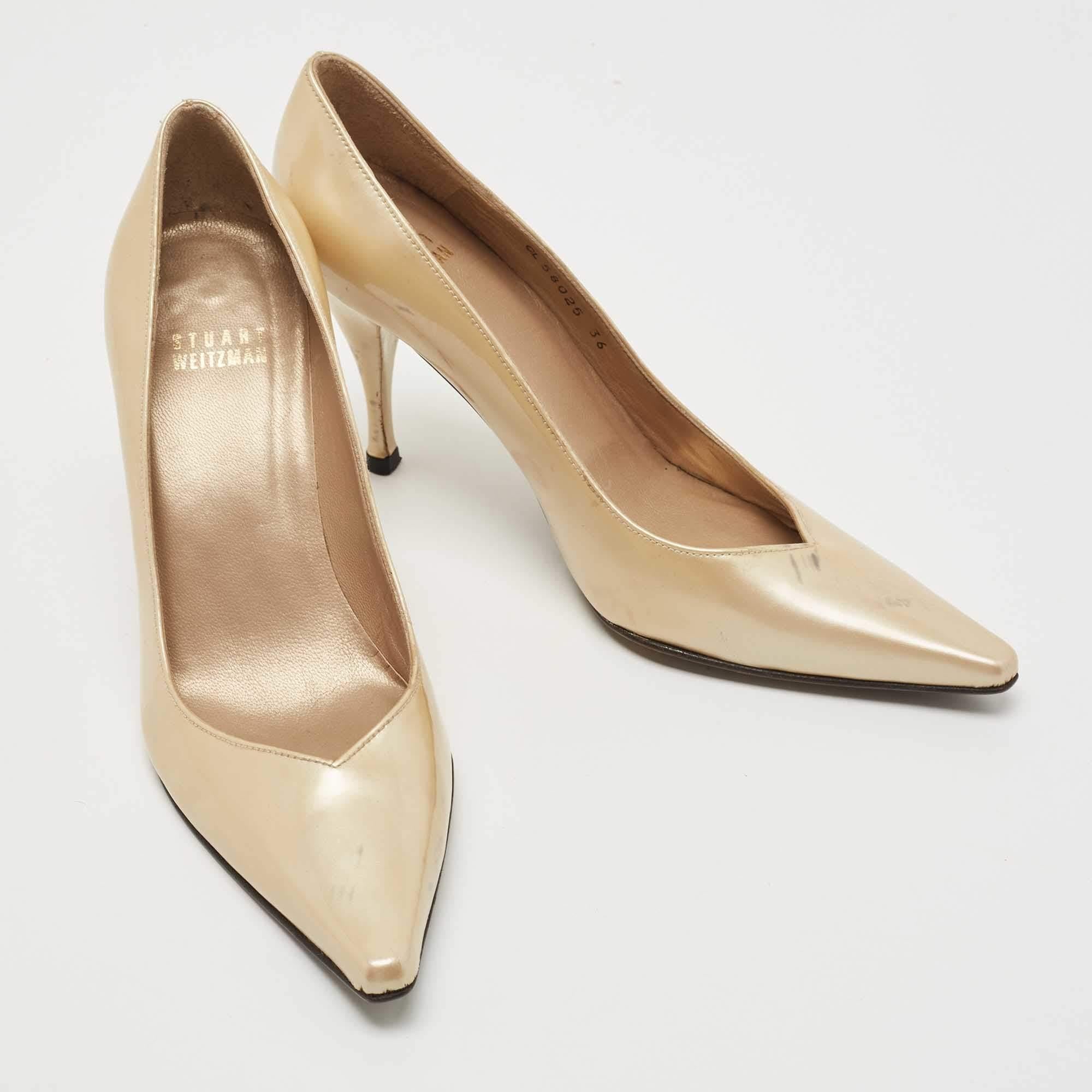 Stuart Weitzman Bombas de charol beige talla 36 en Bastante bueno estado para la venta en Dubai, Al Qouz 2