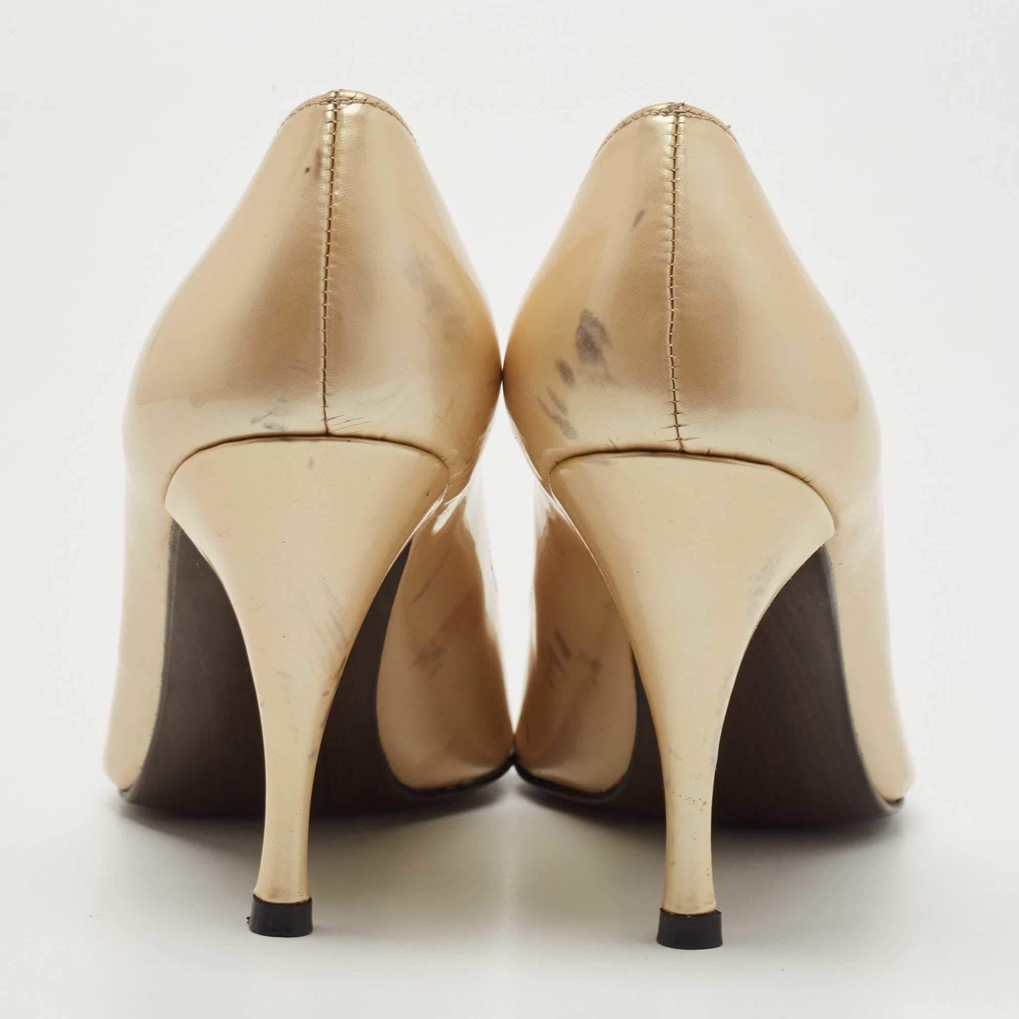 De las mujeres Stuart Weitzman Bombas de charol beige talla 36 en venta