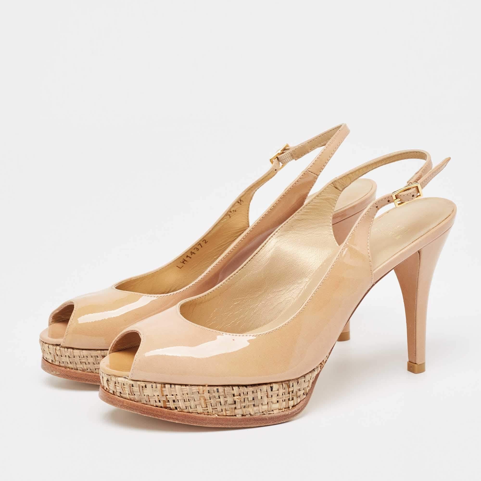 Affichez un style élégant avec cette paire d'escarpins. Ces chaussures élégantes sont fabriquées à partir de matériaux de qualité. Ils sont posés sur des semelles durables et des talons élégants.