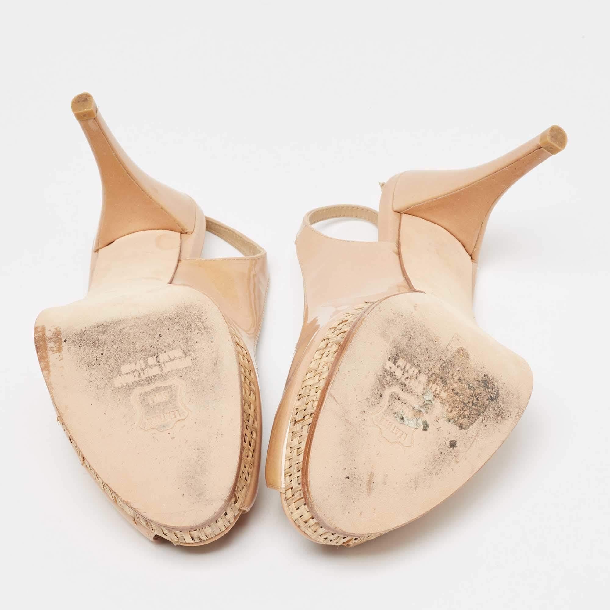 Stuart Weitzman escarpins à plateforme en cuir verni beige, taille 38 en vente 1
