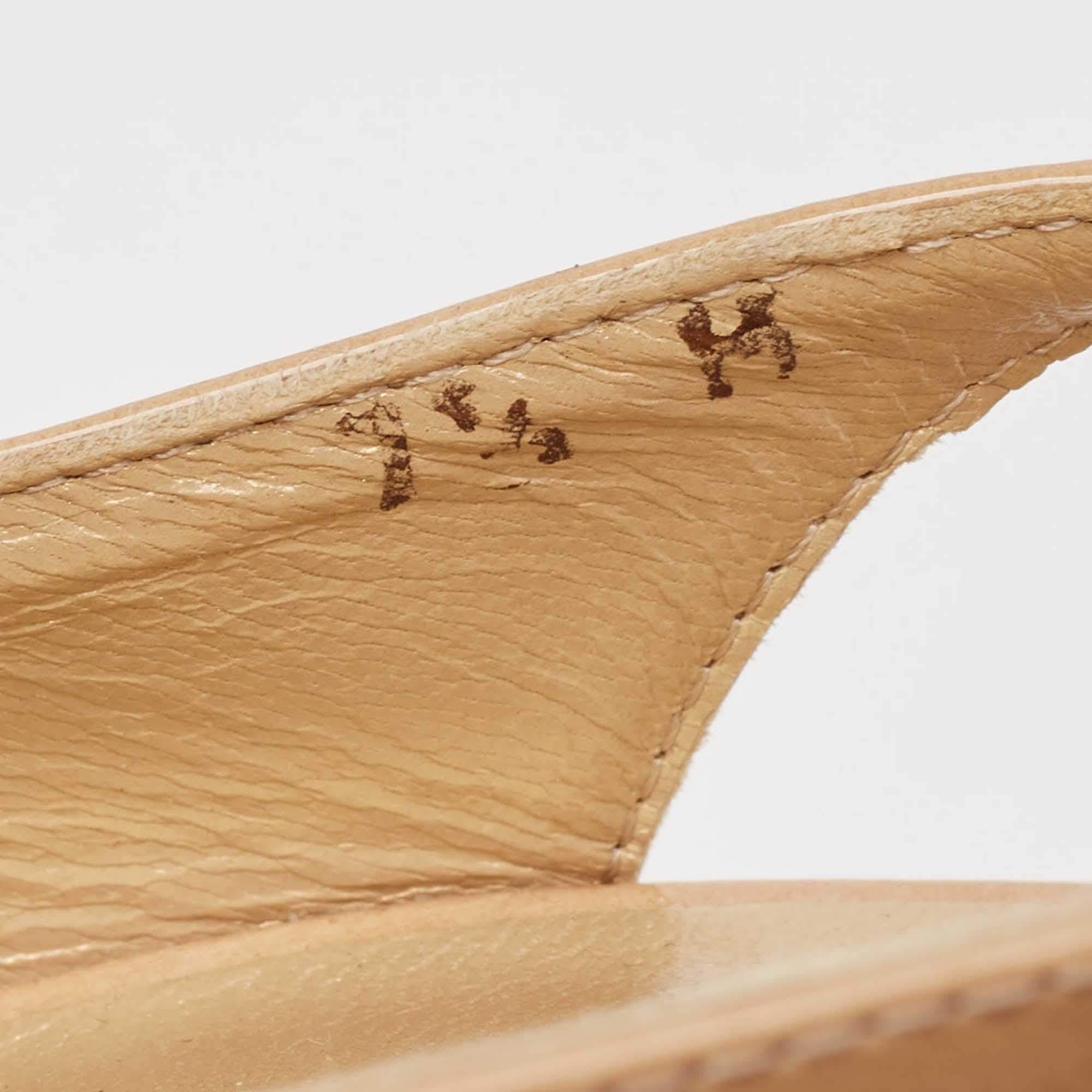 Stuart Weitzman escarpins à plateforme en cuir verni beige, taille 38 en vente 3
