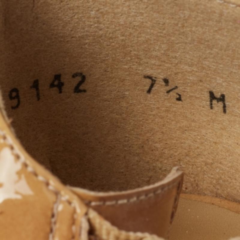 Créez une collection de chaussures avec des paires intemporelles afin de pouvoir les porter longtemps, quelle que soit la saison ou la tendance. Choisissez des paires comme celle de Stuart Weitzman. Il s'agit d'un design simple et sophistiqué, d'une