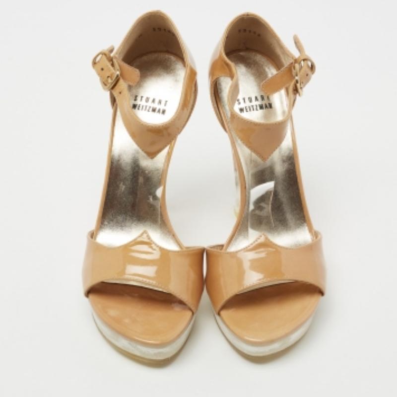 Stuart Weitzman Beige Patent T Strap Sandals (Sandales à lanières en T)  Taille 38 en vente 1