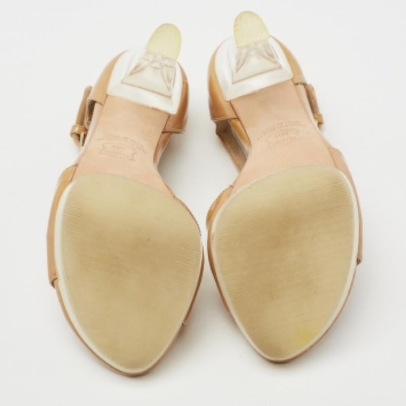 Stuart Weitzman Beige Patent T Strap Sandals (Sandales à lanières en T)  Taille 38 en vente 3