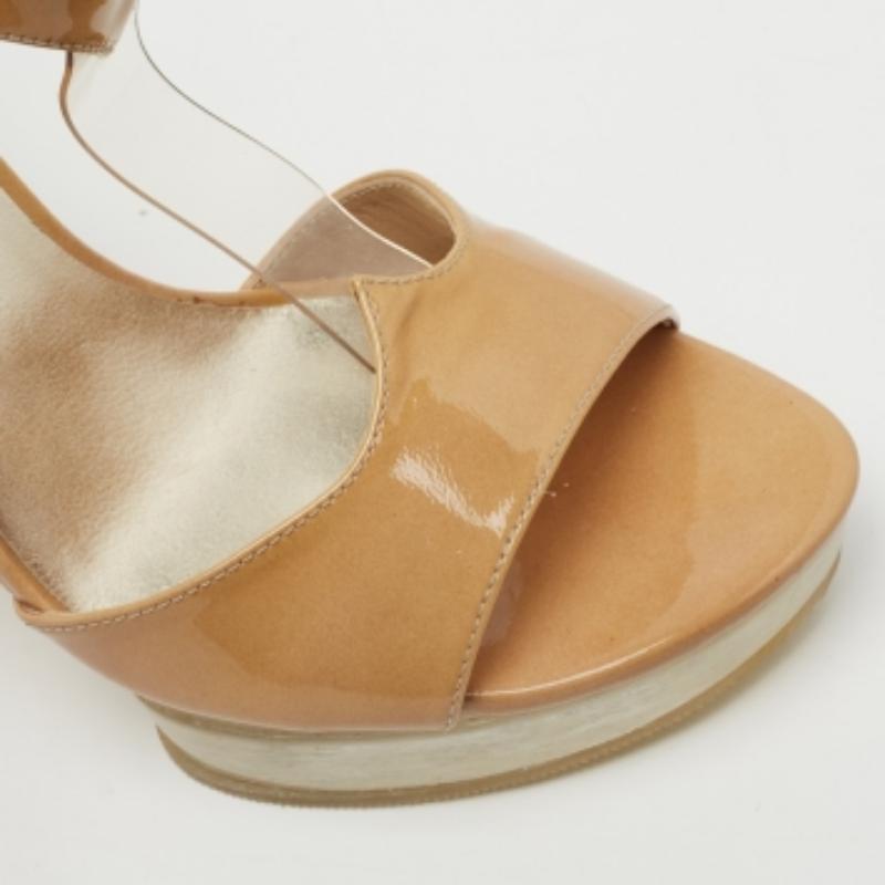 Stuart Weitzman Beige Patent T Strap Sandals (Sandales à lanières en T)  Taille 38 en vente 4