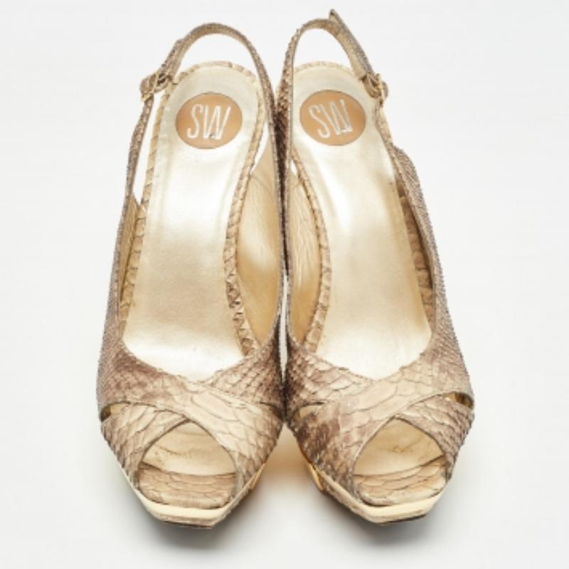 Stuart Weitzman in pelle goffrata di pitone beige  Décolleté Taglia 38,5 In condizioni discrete in vendita a Dubai, Al Qouz 2