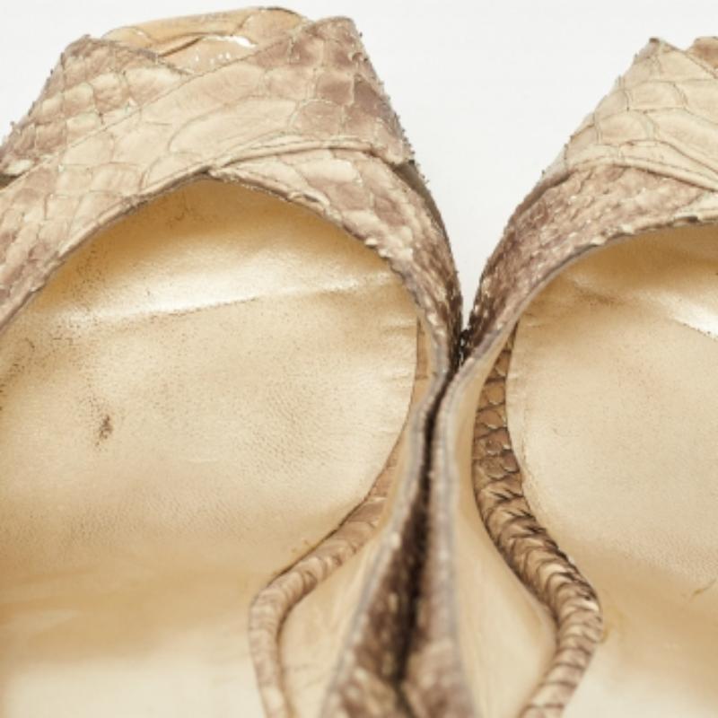 Stuart Weitzman in pelle goffrata di pitone beige  Décolleté Taglia 38,5 in vendita 2