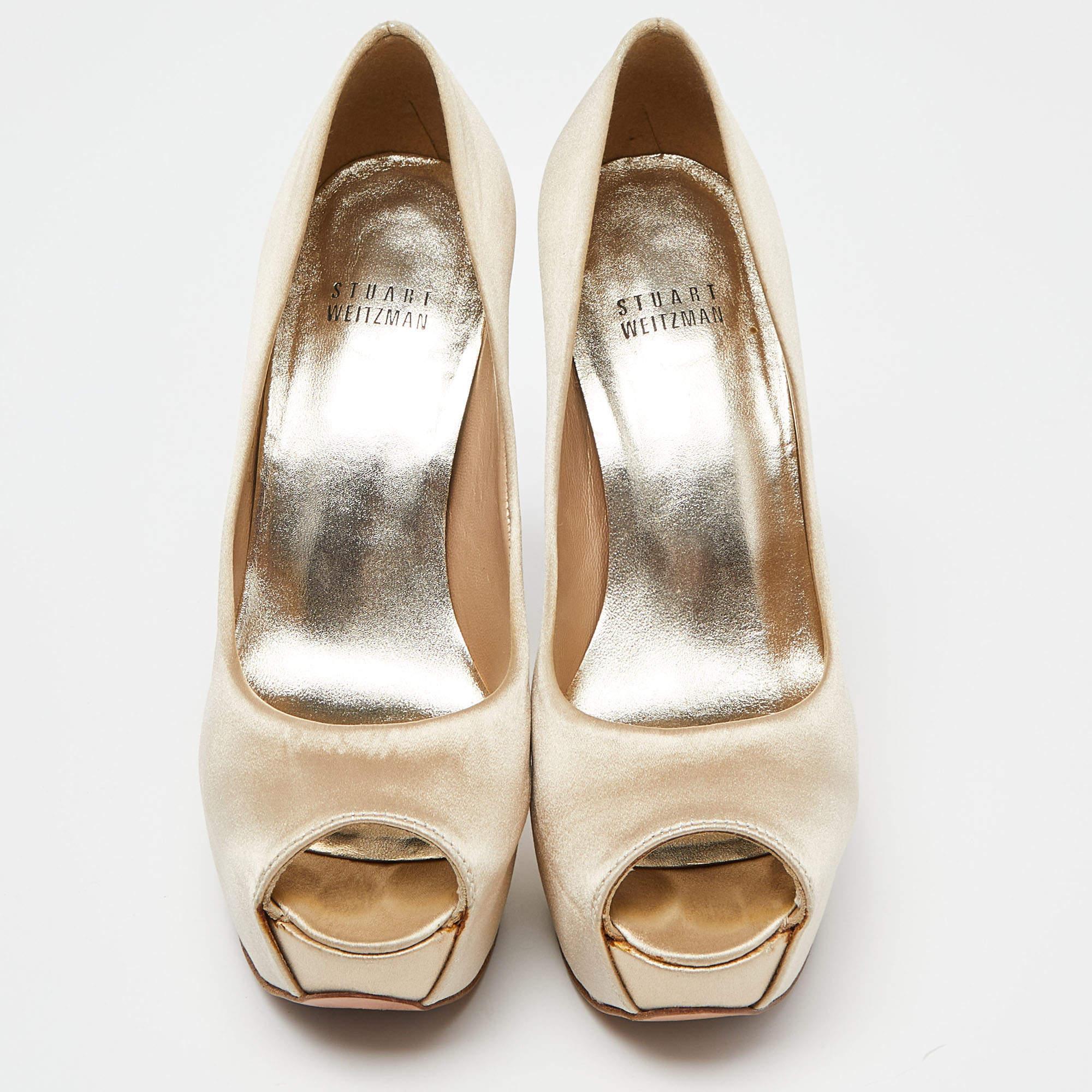 Beige Stuart Weitzman escarpins à bout ouvert en satin beige, taille 37 en vente