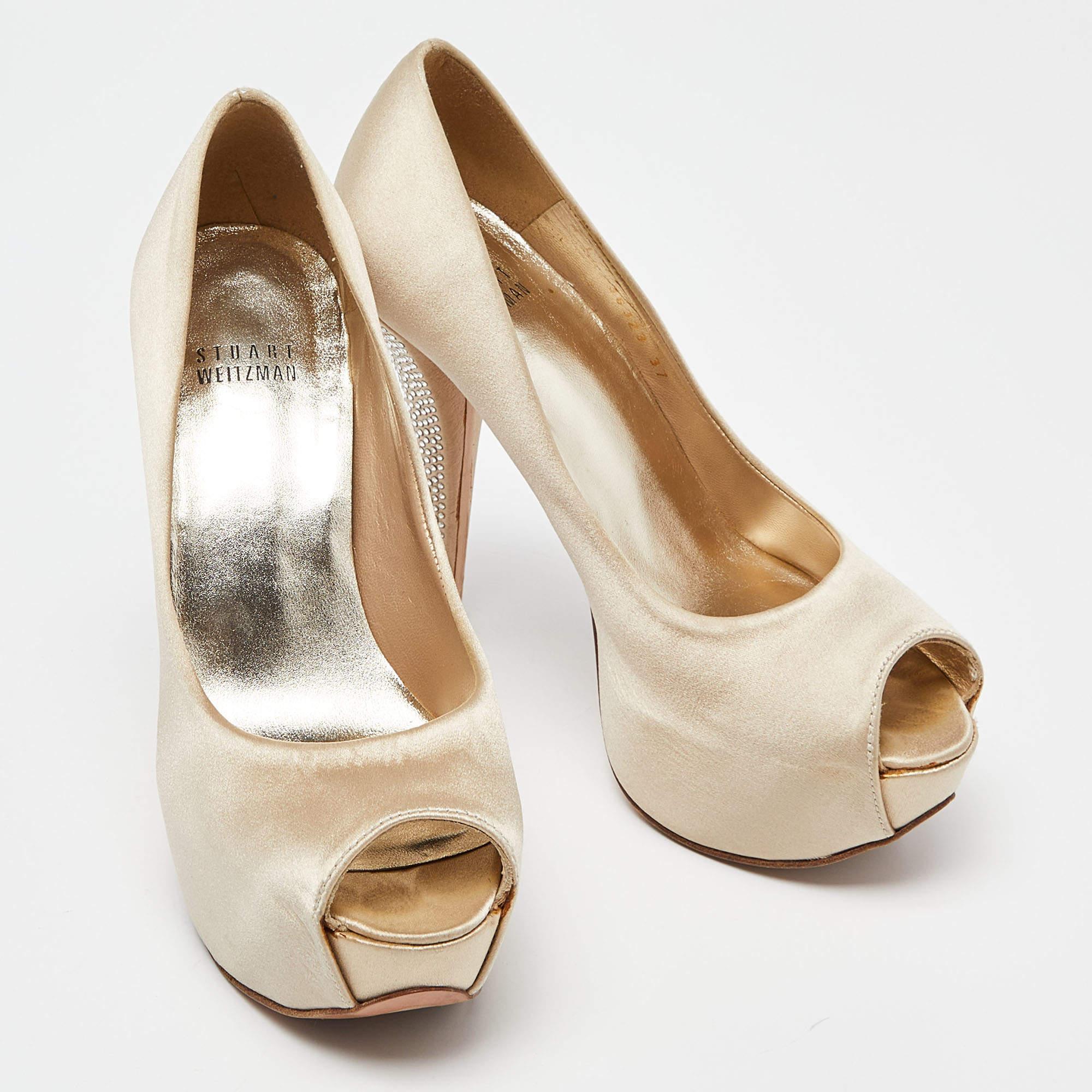 Stuart Weitzman escarpins à bout ouvert en satin beige, taille 37 État moyen - En vente à Dubai, Al Qouz 2