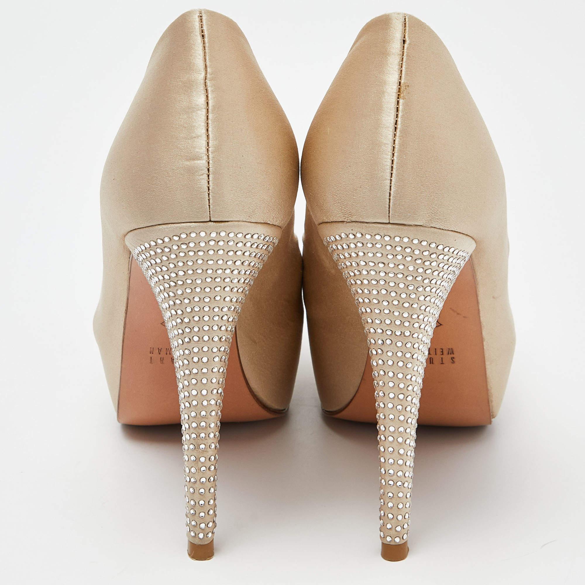 Stuart Weitzman escarpins à bout ouvert en satin beige, taille 37 Pour femmes en vente