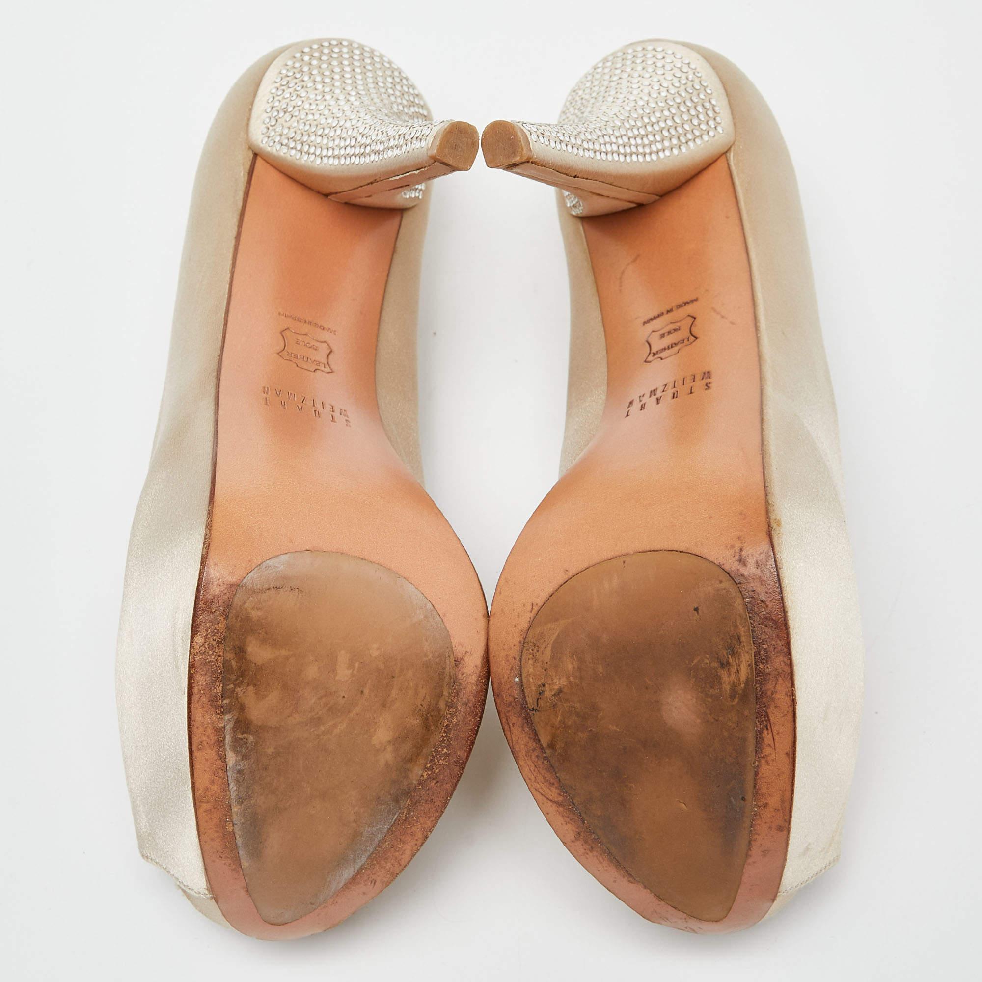 Stuart Weitzman escarpins à bout ouvert en satin beige, taille 37 en vente 1