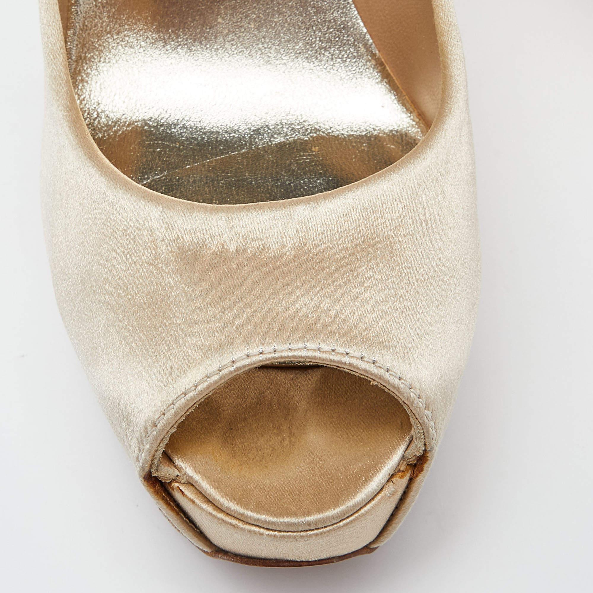 Stuart Weitzman escarpins à bout ouvert en satin beige, taille 37 en vente 2