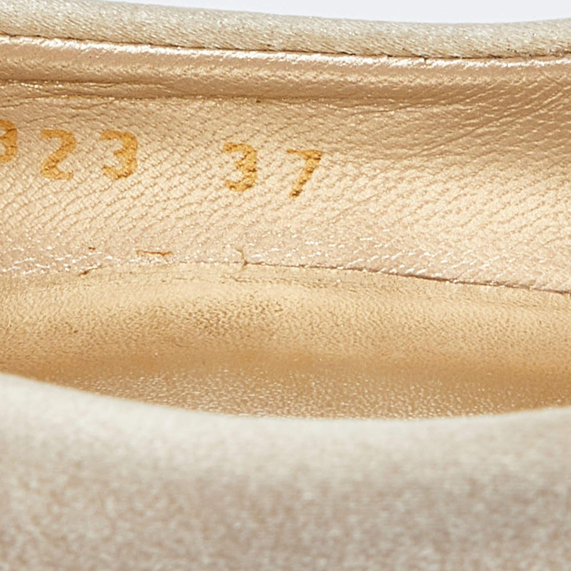 Stuart Weitzman escarpins à bout ouvert en satin beige, taille 37 en vente 3