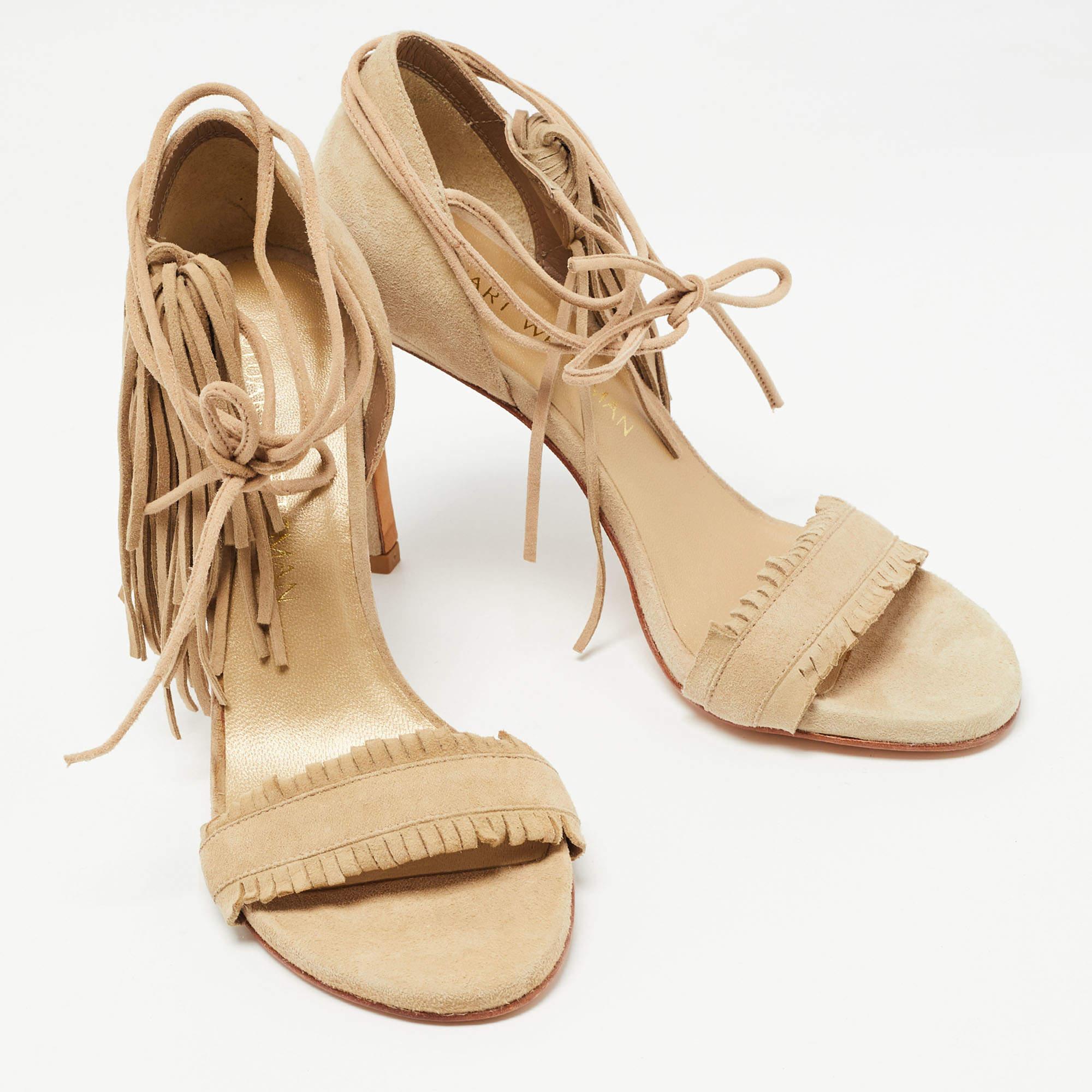 Stuart Weitzman Sandalias tobilleras con flecos de ante beige talla 36 en Excelente estado para la venta en Dubai, Al Qouz 2