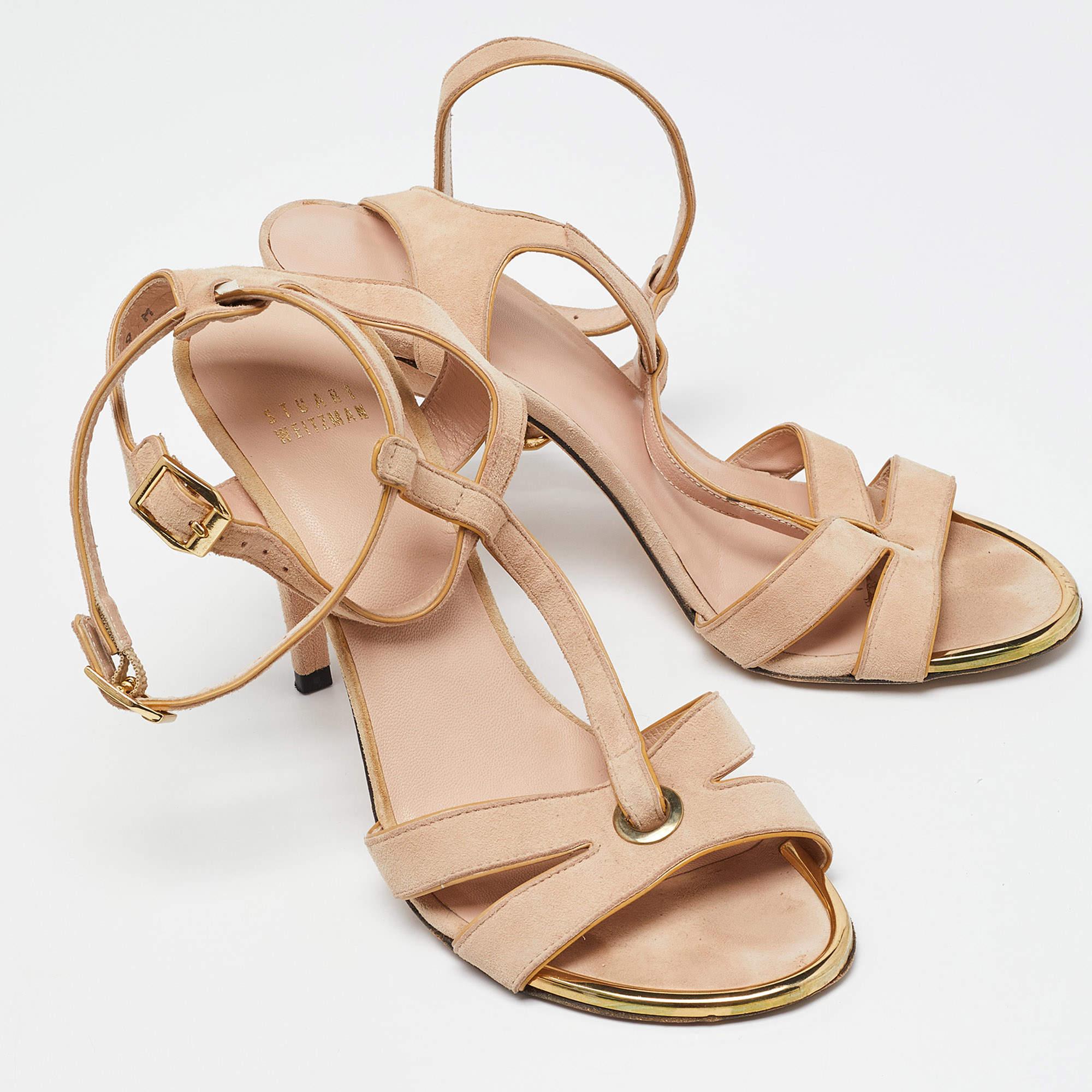 Stuart Weitzman - Sandales à bout ouvert en daim beige avec bride en T, taille 39,5 Excellent état - En vente à Dubai, Al Qouz 2
