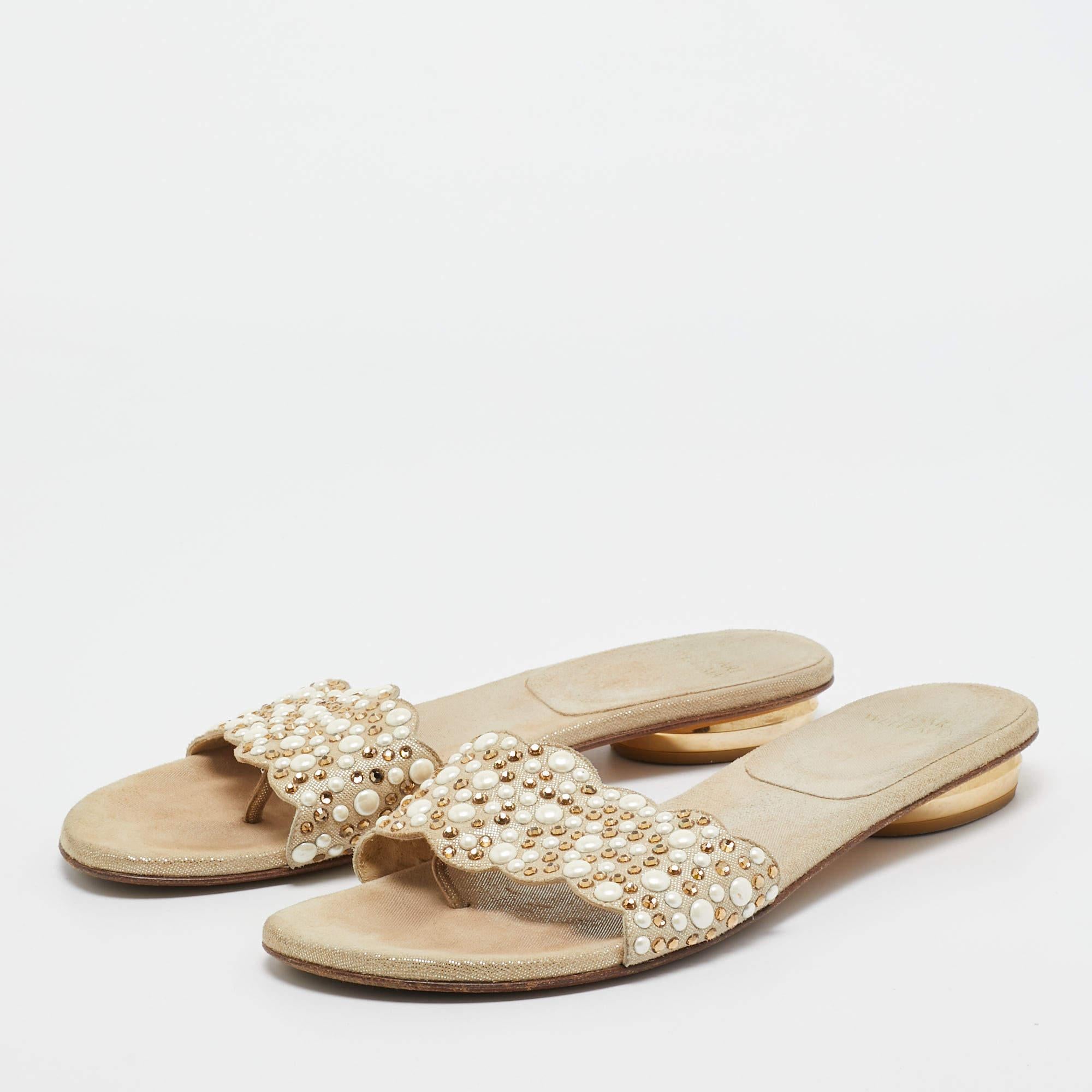 Create effortless styles with these Stuart Weitzman sandals. Made of quality materials they are designed to elevate your OOTD and keep you in comfort all day long.