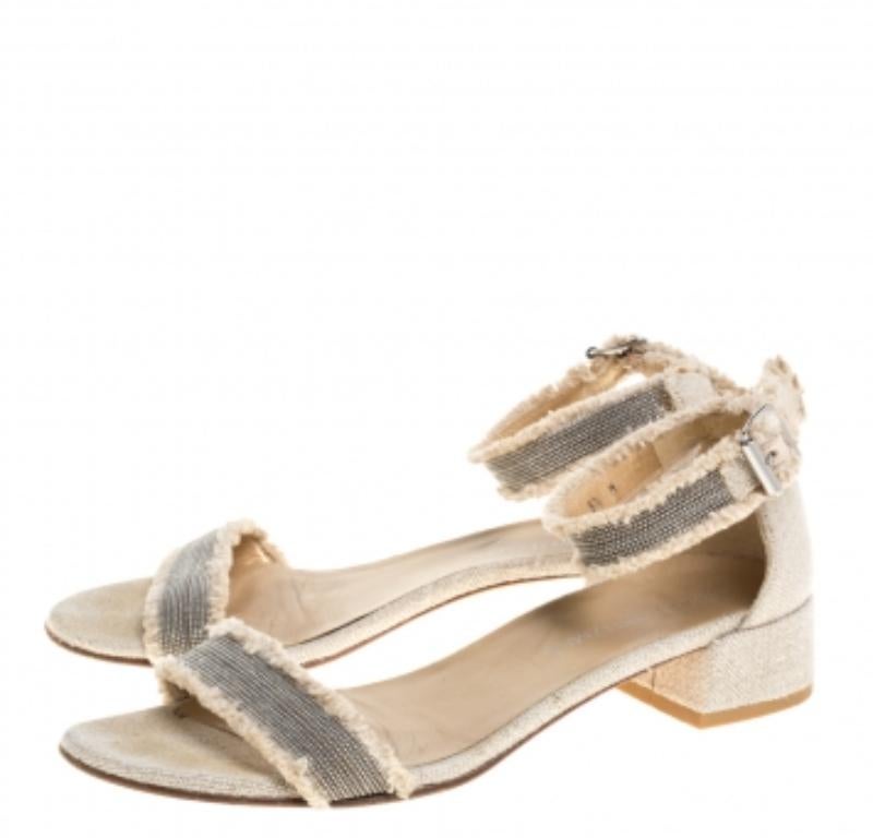 Kettenverzierte Riemen, saubere Nähte und feine Details zeichnen dieses Paar von Stuart Weitzman aus. Die Sandalen sind aus beigem Tweed gefertigt und verfügen über eine offene Zehenpartie, geschlossene Gegenstücke mit Schnallenriemen und niedrige