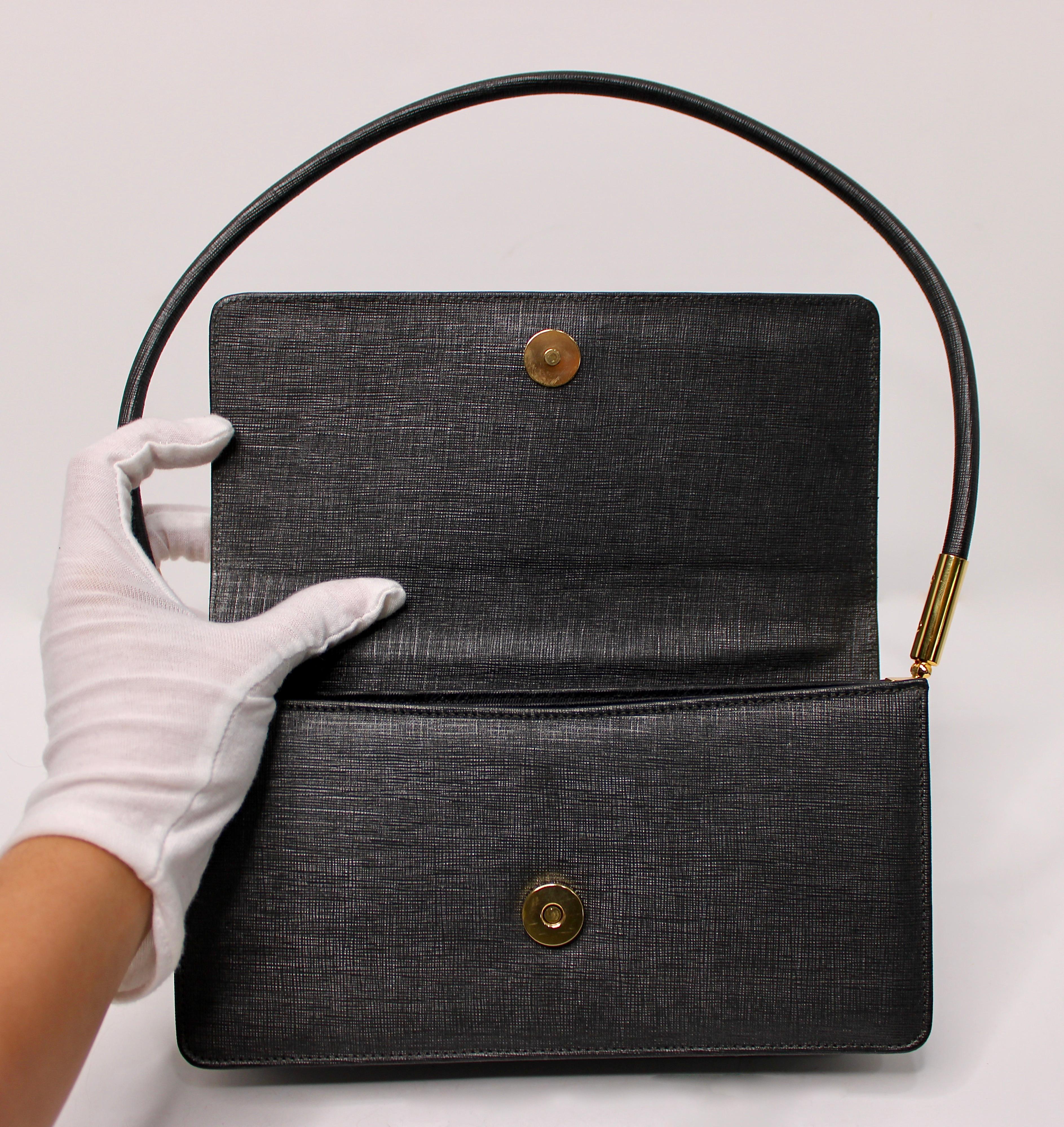 Stuart Weitzman Bolso estructurado con solapa negro circa años 90 en venta 5