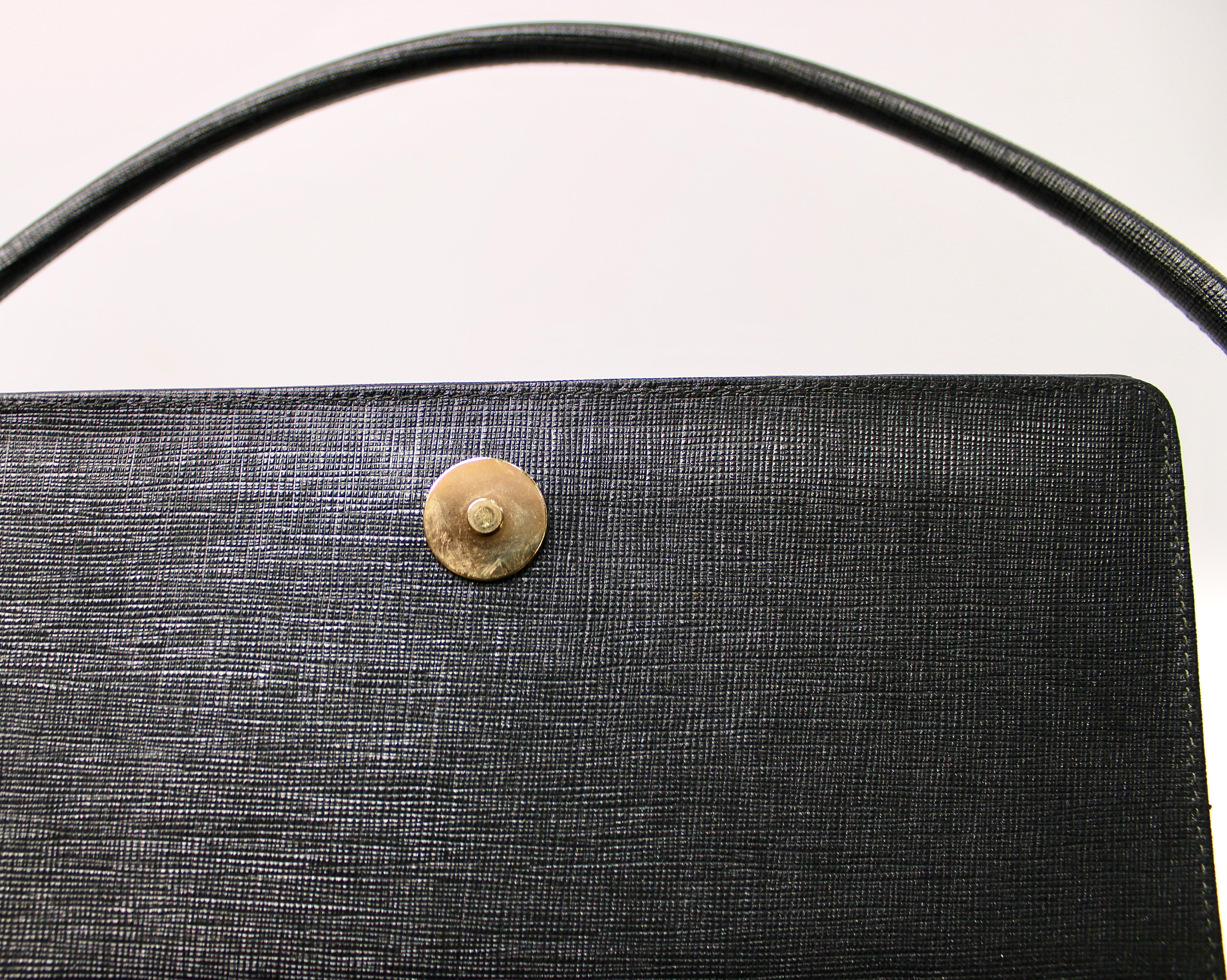 Stuart Weitzman Bolso estructurado con solapa negro circa años 90 en venta 6